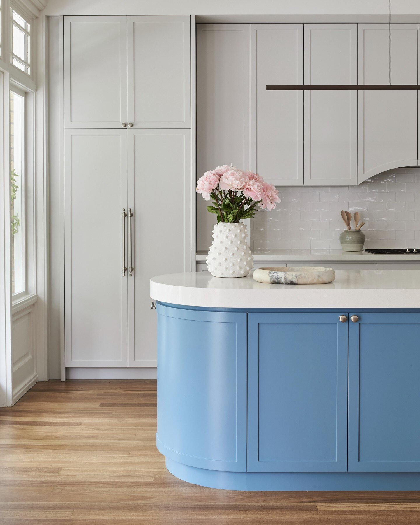 Do you just love an integrated coffee station pantry?? Swipe right.
We certainly do, and we have so many clients requesting this clever inclusion right now. 
As seen in the always beautiful, blue Kitchen from our #dvdsmosman2project

Build by @tranqu