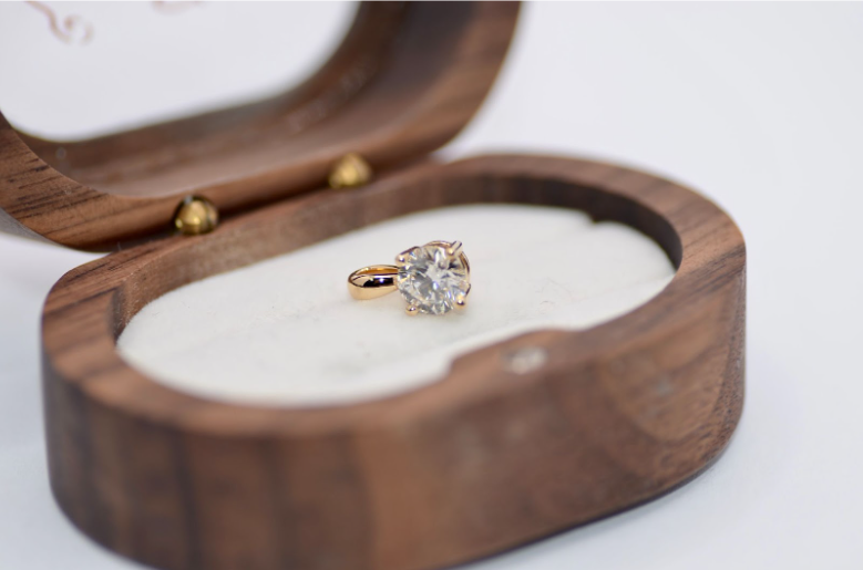 レザ・ファラハンのために作られた、1カラットの無色メモリアルダイヤモンド。