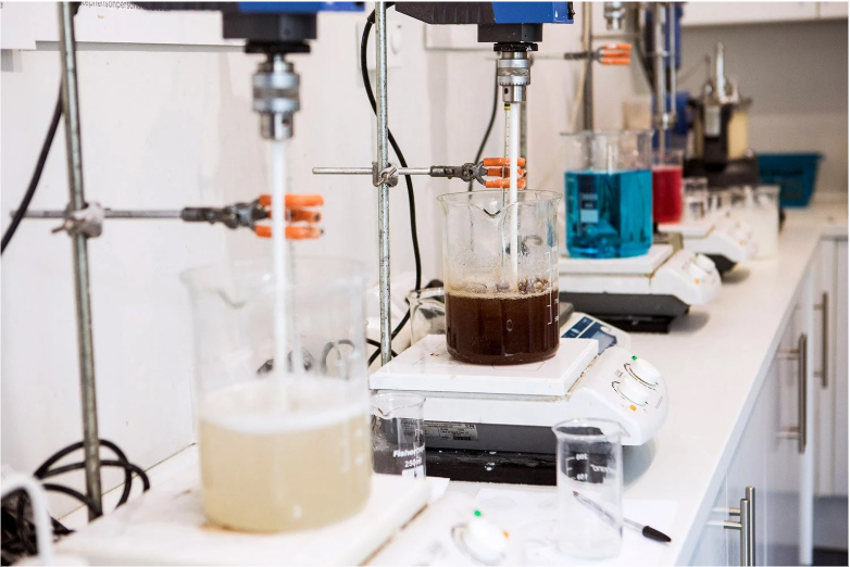 無色ダイヤモンドのための超高純度炭素精製プロセス。