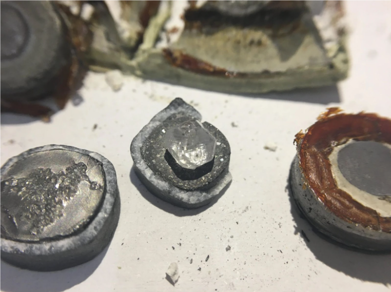 圧力と熱によって形成されたダイヤモンド原石。