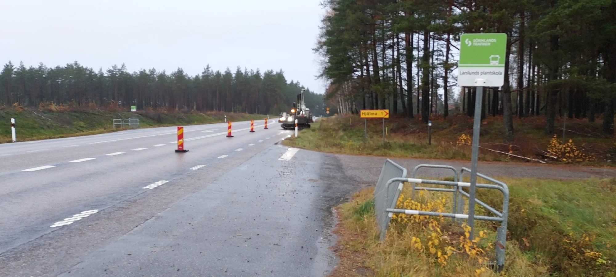 Landsväg med trafikkoner vid geotekniska undersökningar