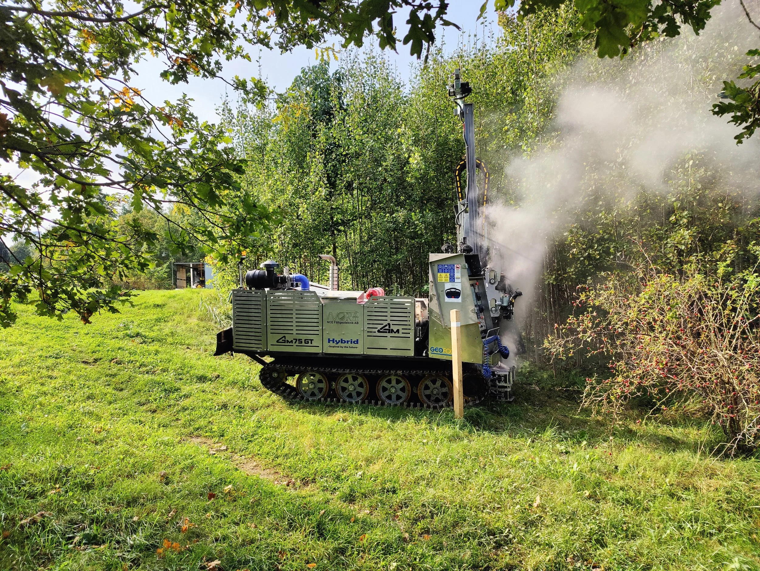 Borrbandvagn vid fältarbete, Nora Consulting Engineers