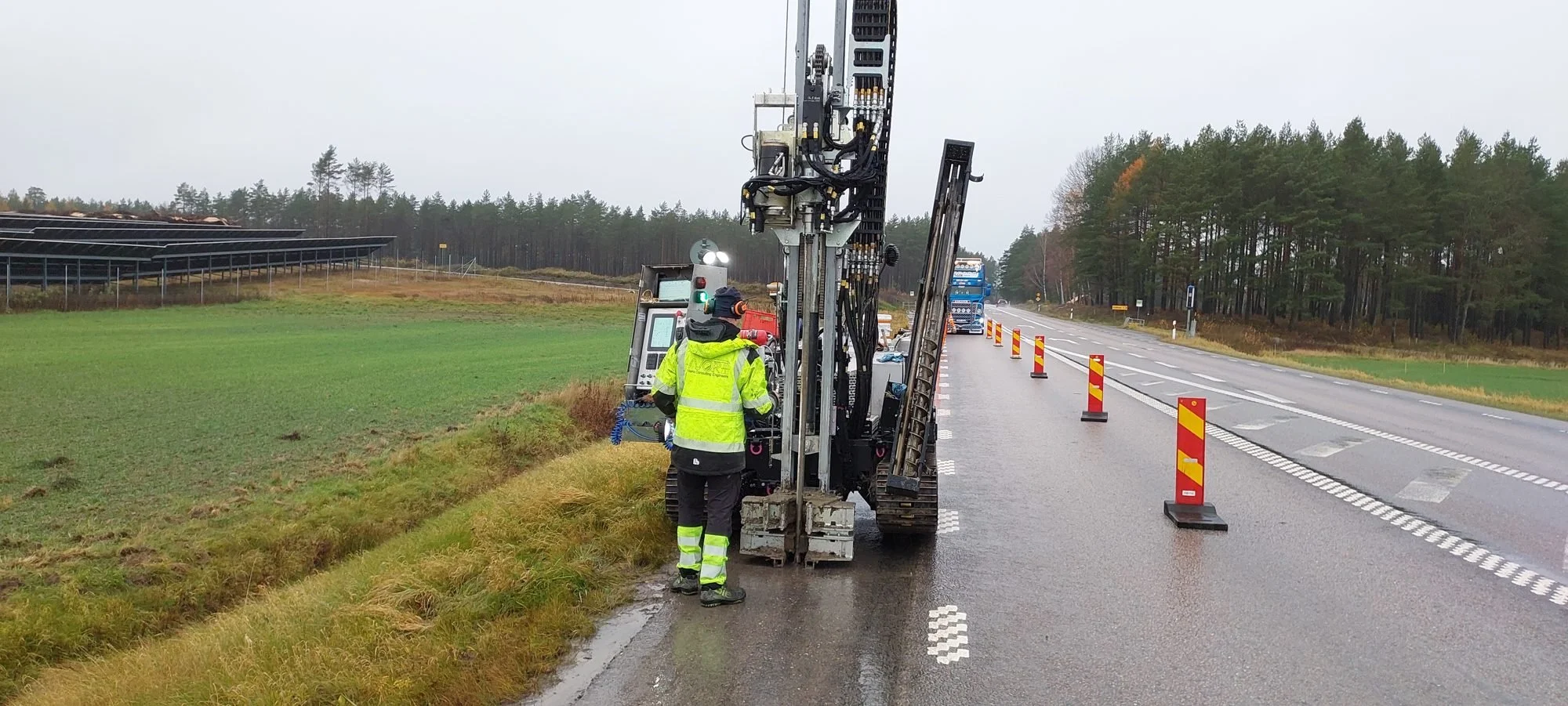 Borrigg och fältpersonal vid vägkant med avstängning