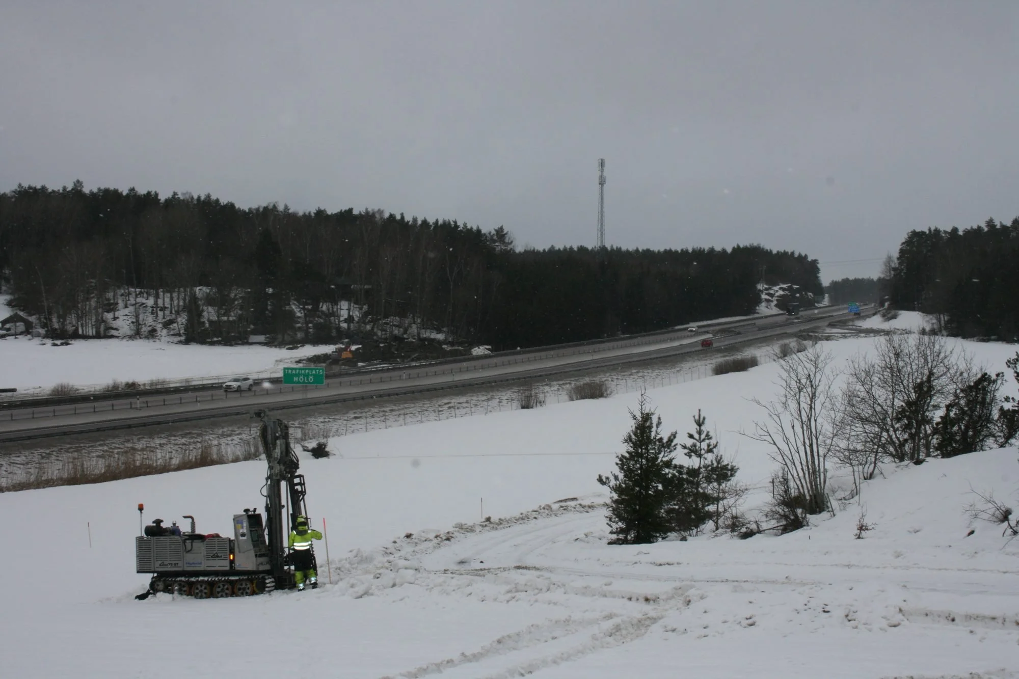 Borrigg i snötäckt landskap intill motorväg
