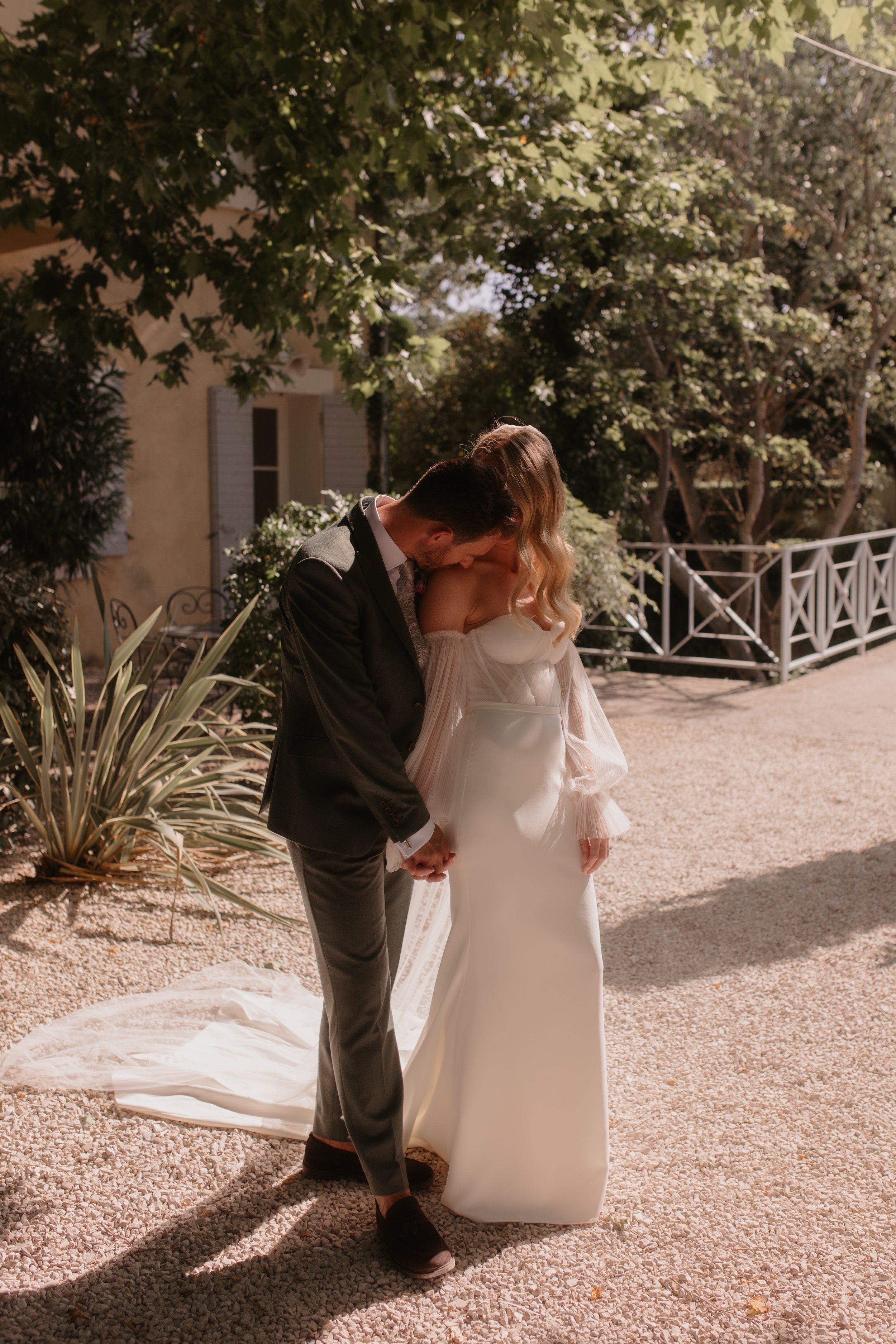 Soft, editorial wedding photography at Domaine blanche fleur in Provence France – capturing love, laughter, and effortless beauty