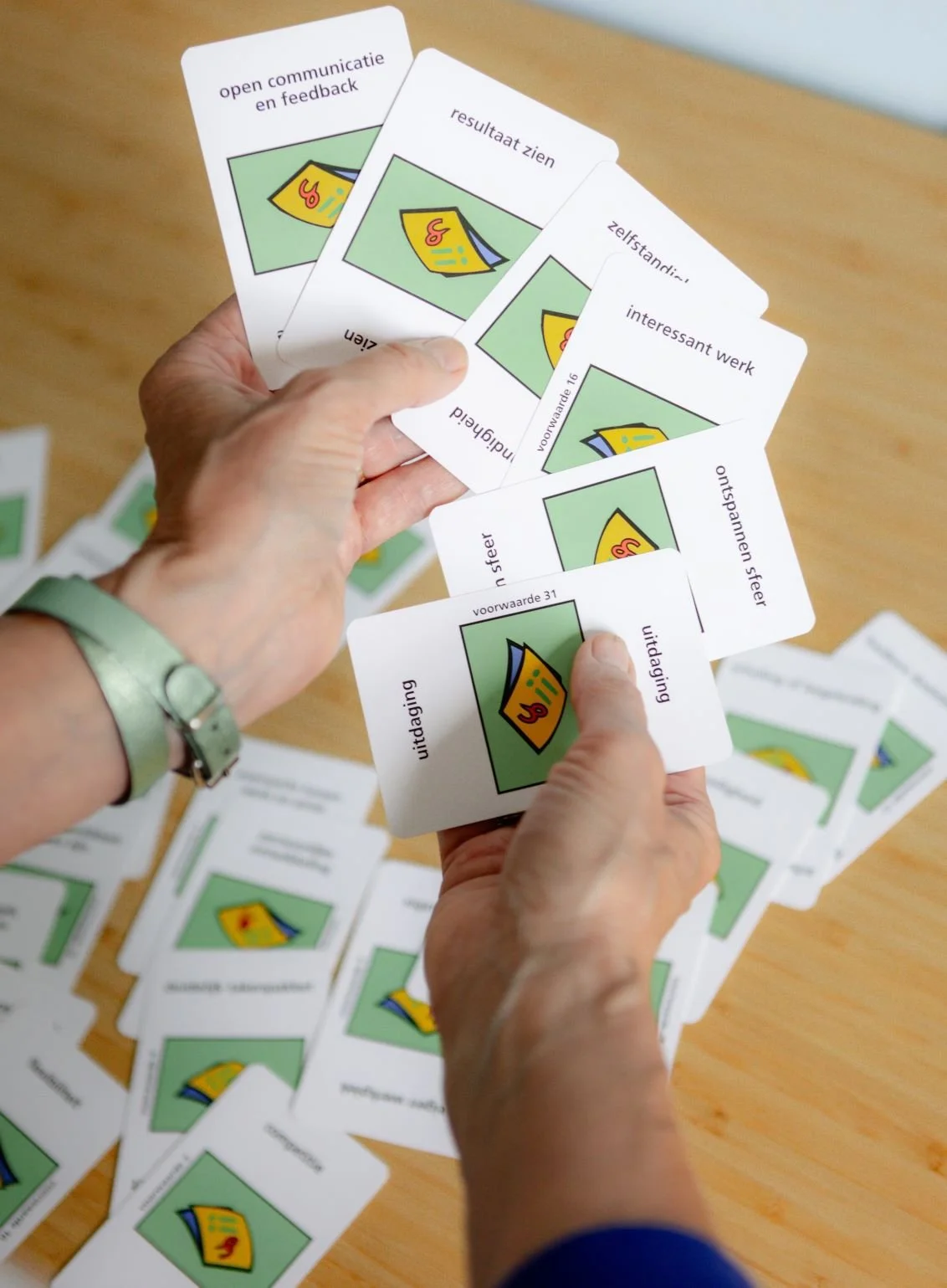 hand met werkwaarden kaartjes