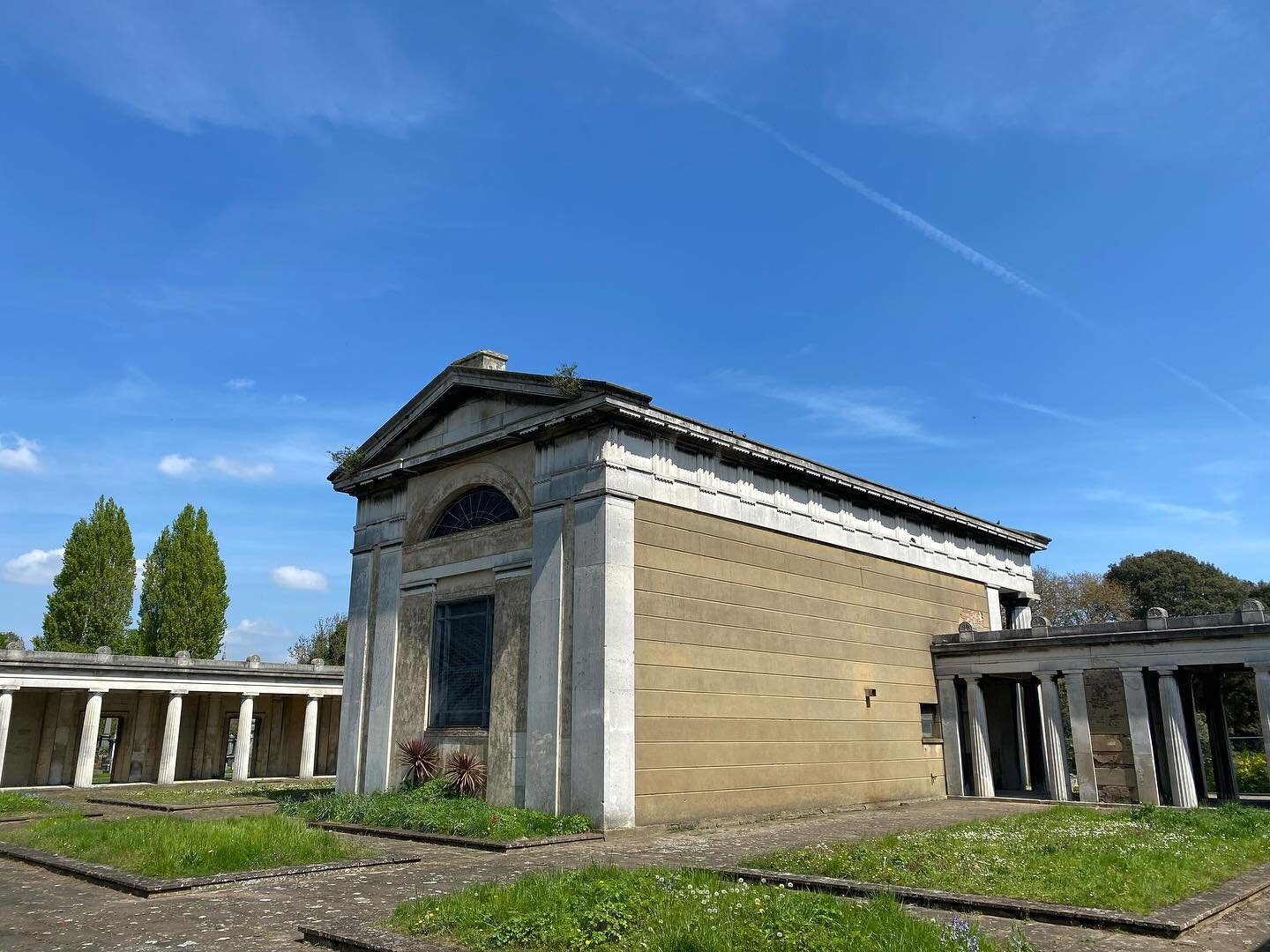 Spring sunshine, 
Kensal Green

#kensalgreen #northwestlondon #kensalgreencemetery #springsunshine #neoclassicalarchitecture #memorials #gravemarkers #roostingpigeons #pigeons