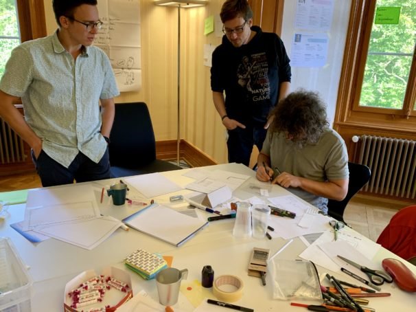 Beim Paper-Prototyping wird gezeichnet, geklebt und gebastelt.