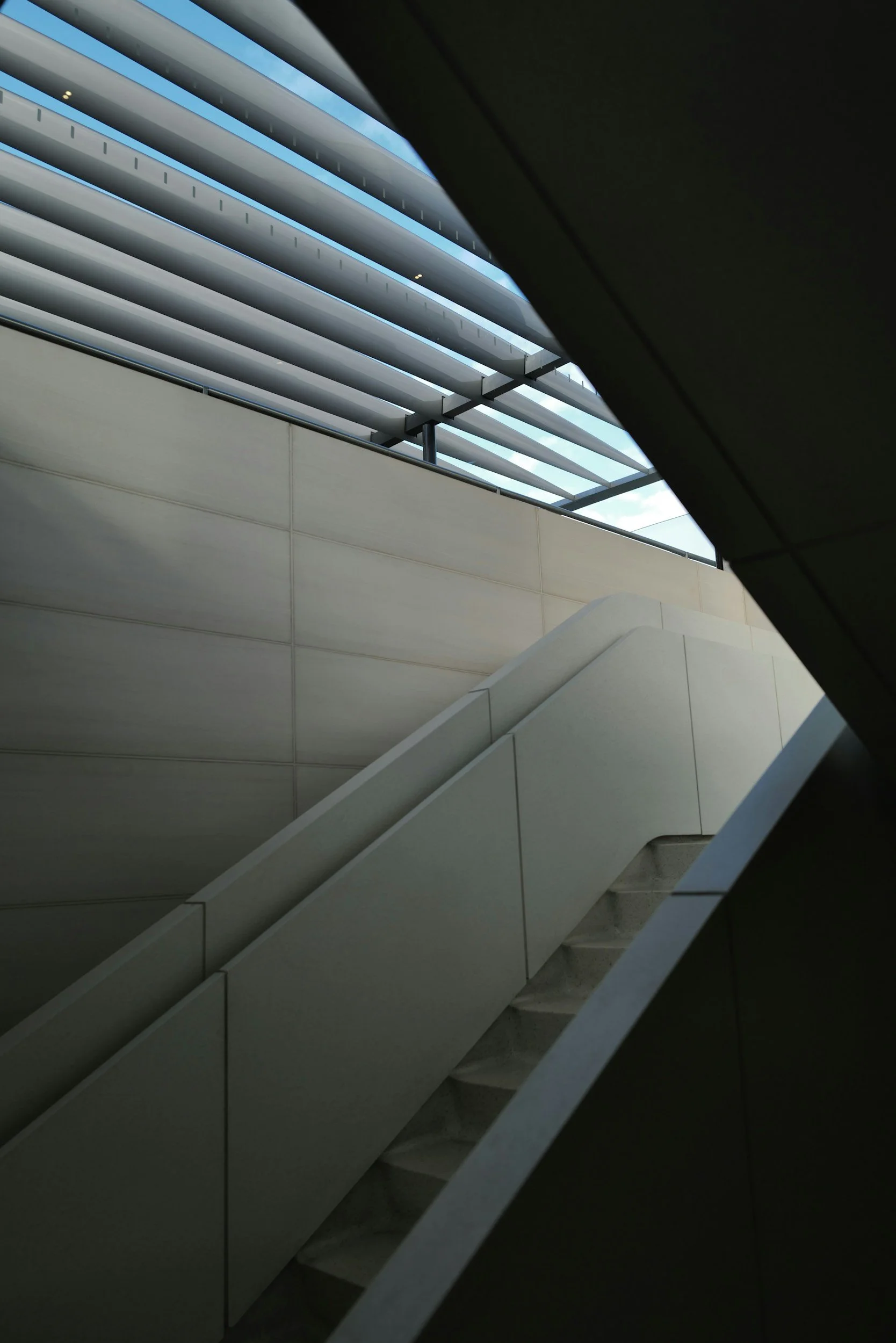 En modern byggnad med trappa och takavskärning av metallbalkar.