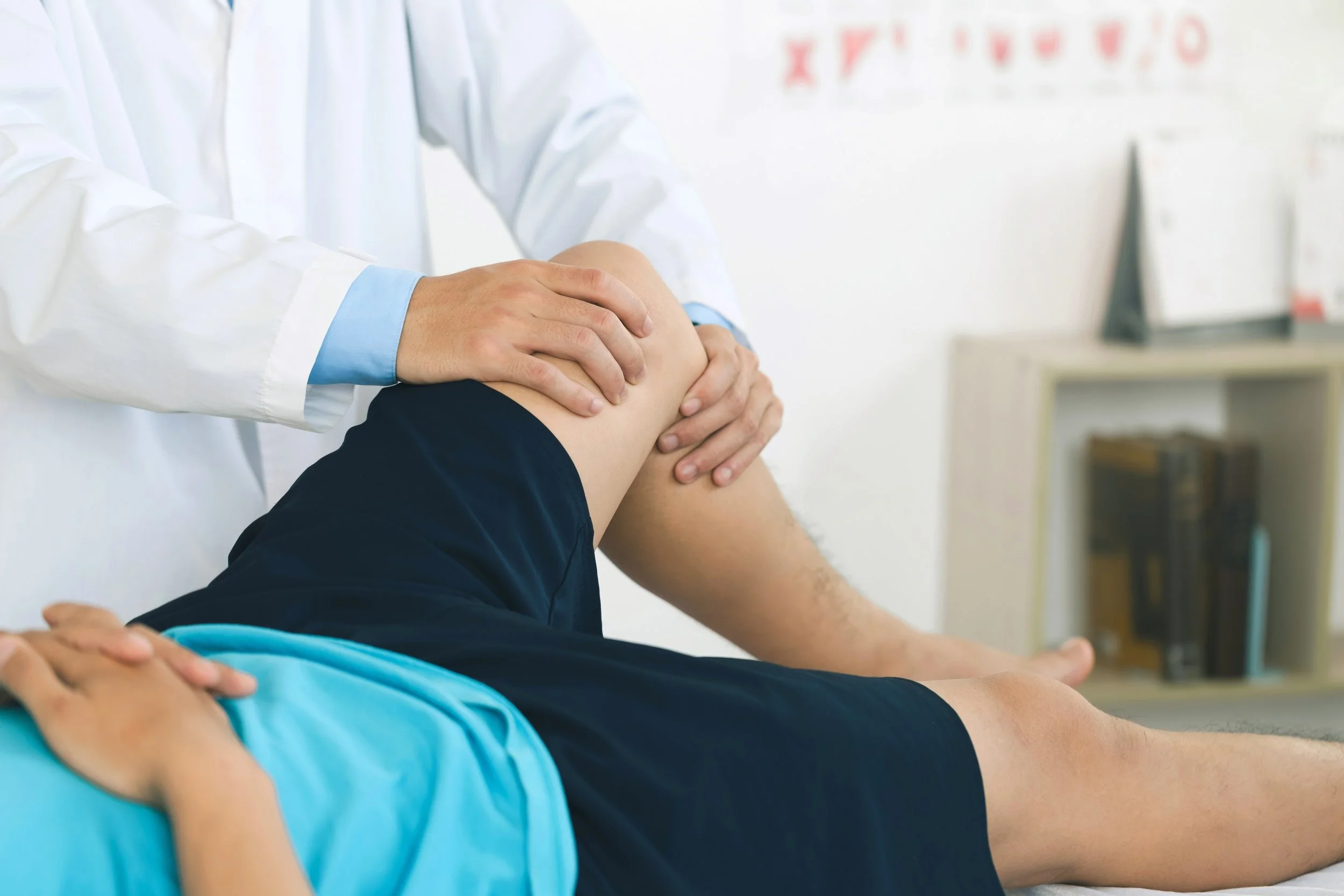 Traumatologo explorando rodilla en Málaga