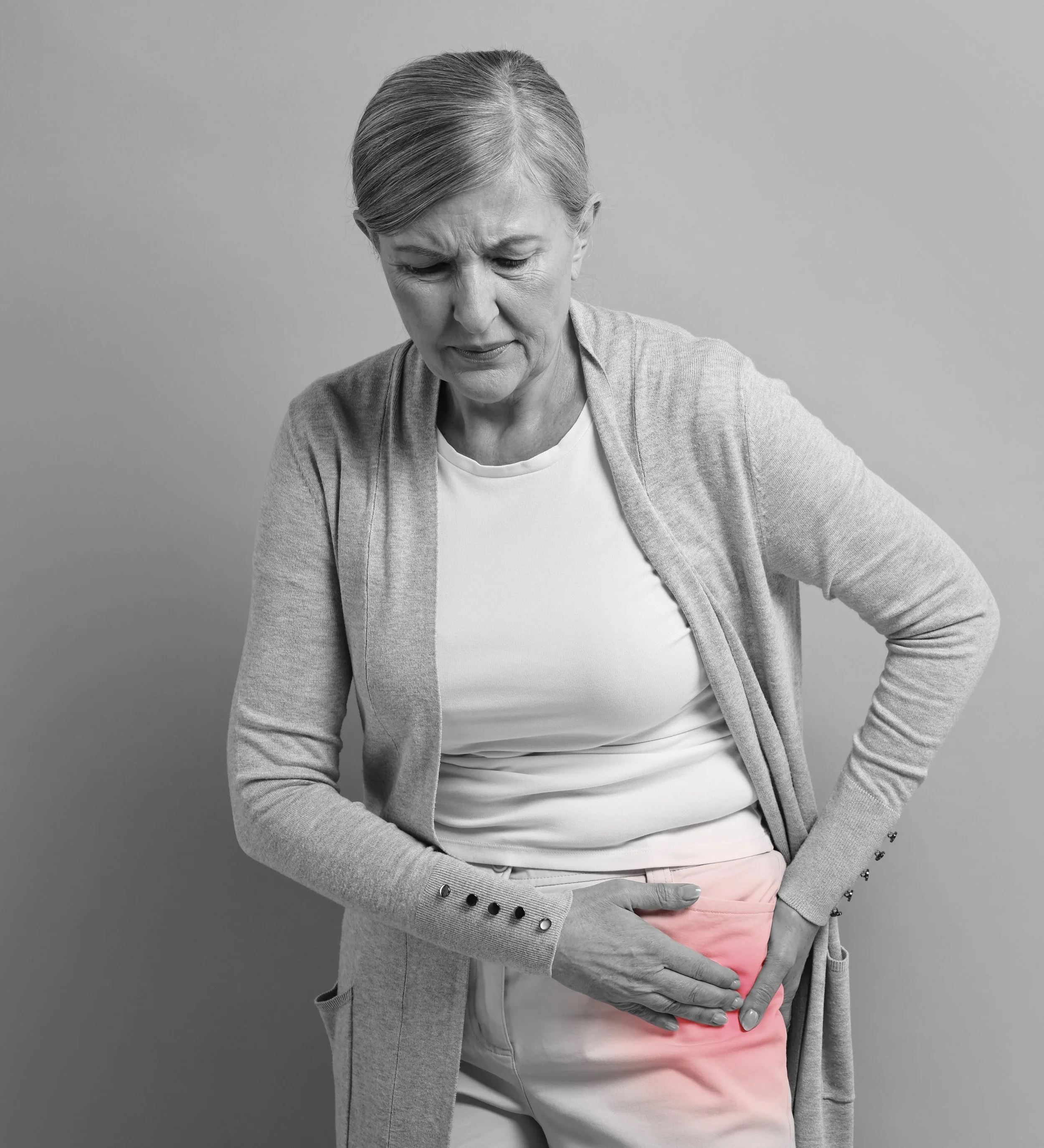 Señora mayor con dolor en la cadera