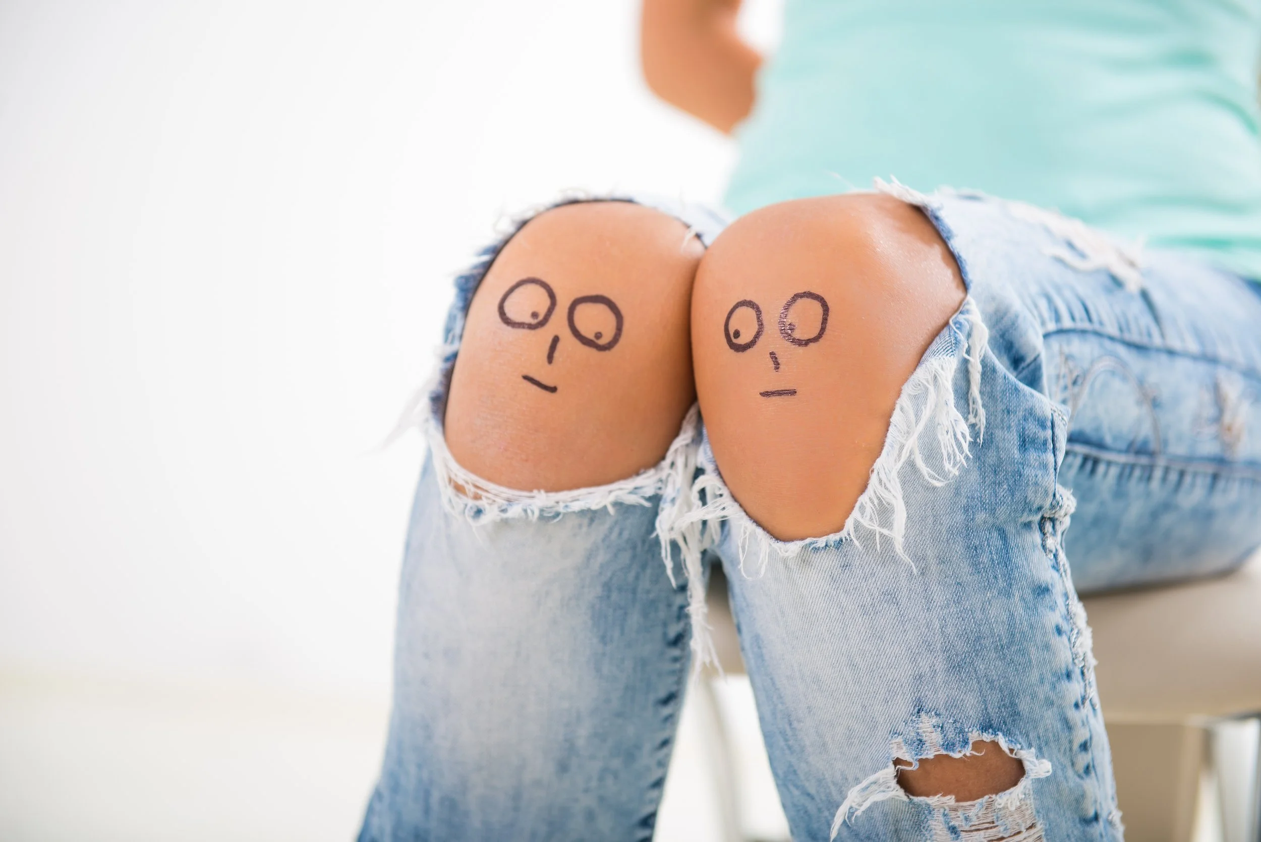 Rodillas con caritas sonrientes