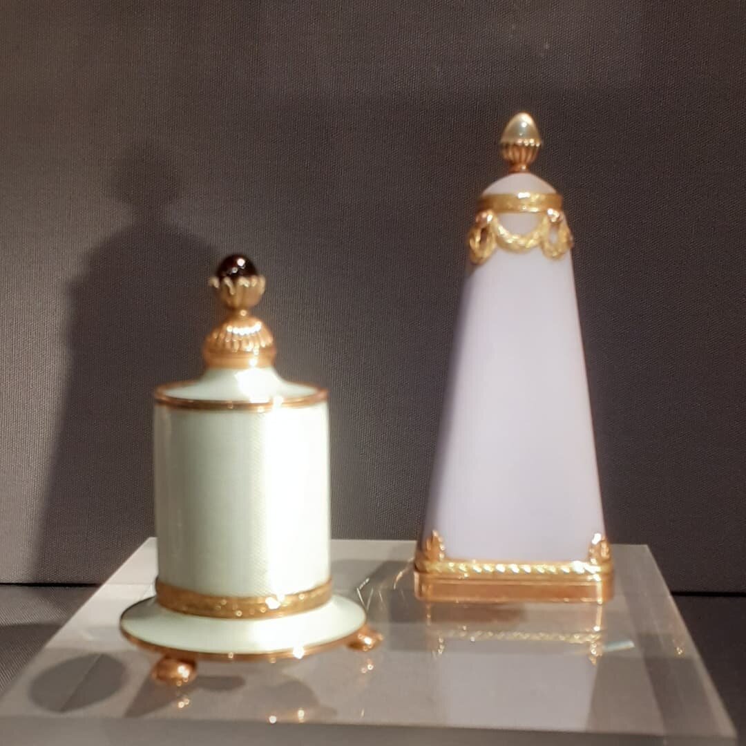 For the person who has everything&hellip;
Faberg&eacute;&nbsp;gum pots.&nbsp;&nbsp;One is opaque purple enamel over gold and the other white enamel over silver; both at Brighton Museum, and discovered with other&nbsp;Faberg&eacute;&nbsp;objects langu