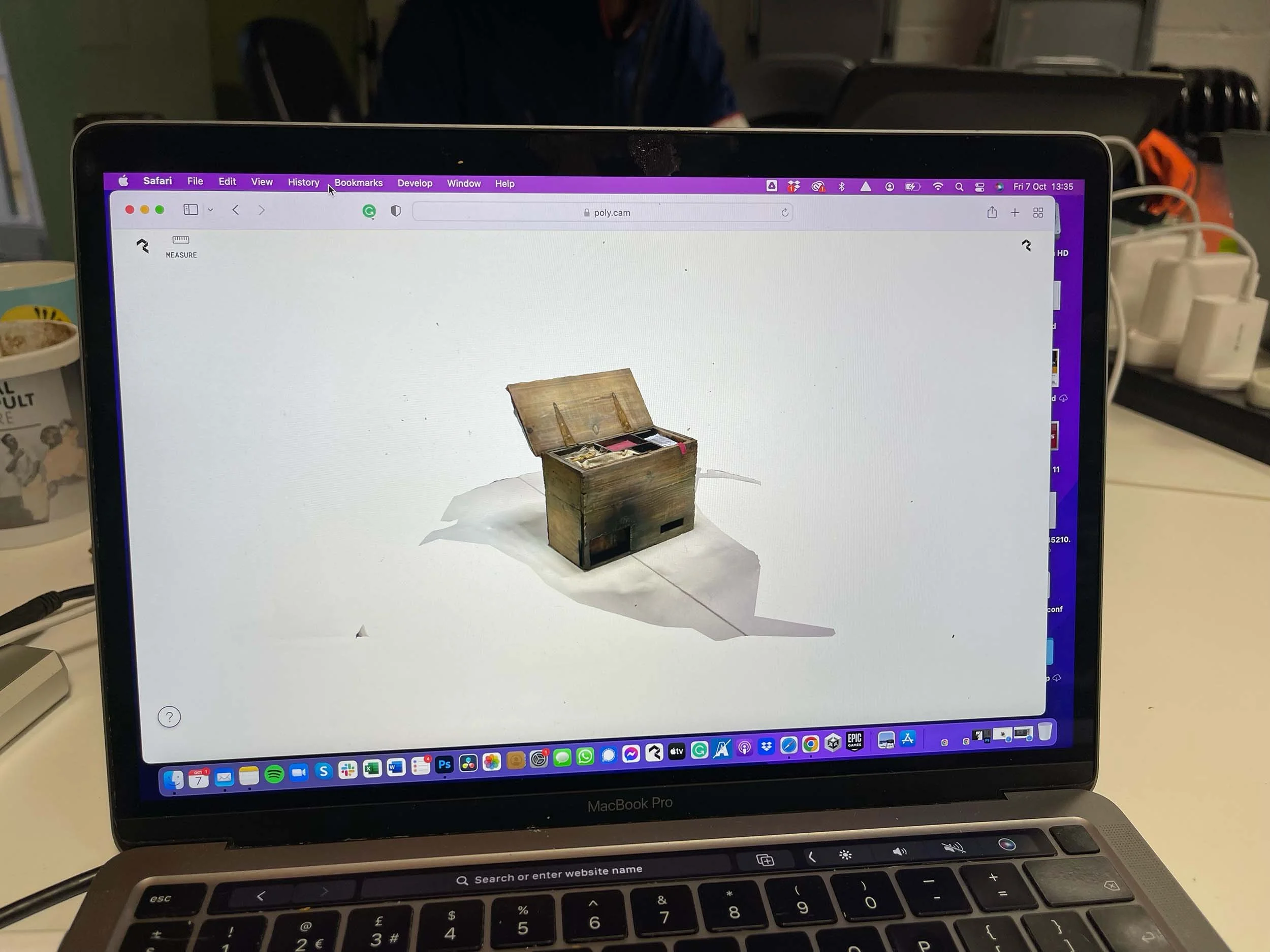interactive-box-installation-3d-scan-laptop.jpg