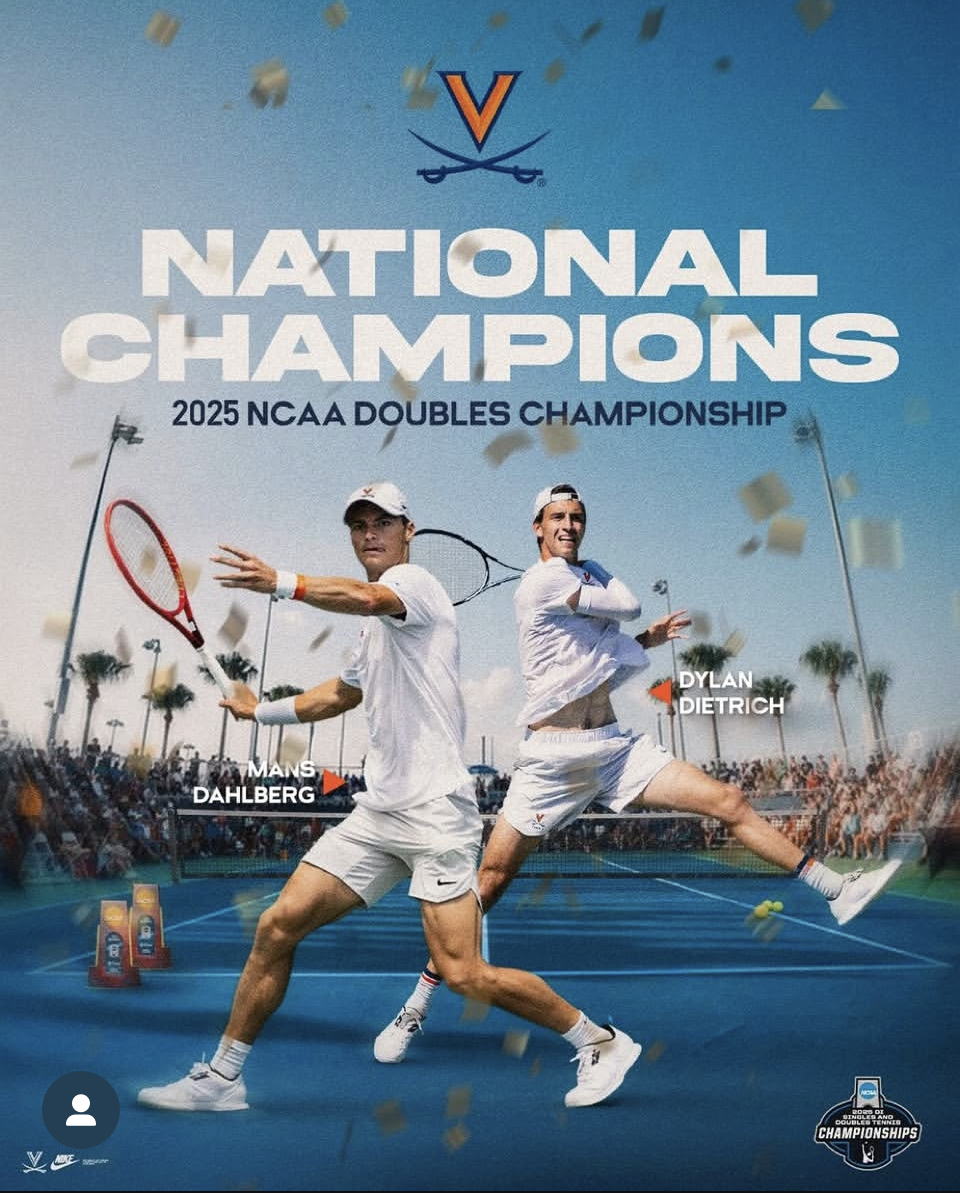 Werbung für die NCAA Doppelmeisterschaft 2025, mit den Tennisspielern Dylan Dietrich und Mans Dahlberg auf dem Tennisplatz, im Hintergrund ein Publikum und Palmen, mit einem blauen Himmel und confetti im Vordergrund.