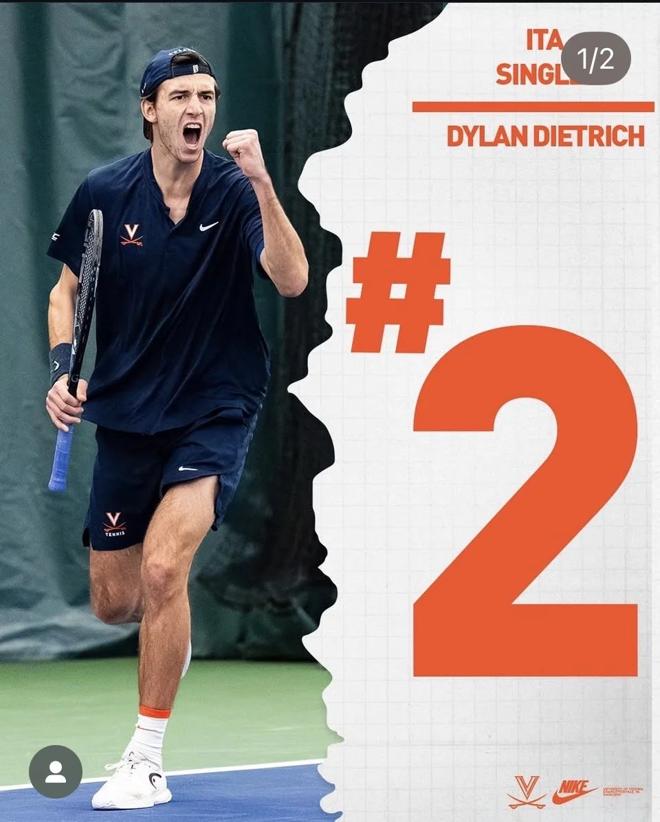 Ein männlicher Tennisspieler in Aktion während eines Matches, trägt eine dunkle Nike-Ausrüstung, läuft auf einem Tennisplatz. Das Bild enthält Text auf der rechten Seite mit dem Titel "ITA SINGLE" und dem Namen "Dylan Dietrich" sowie eine große orange Zahl "#2".