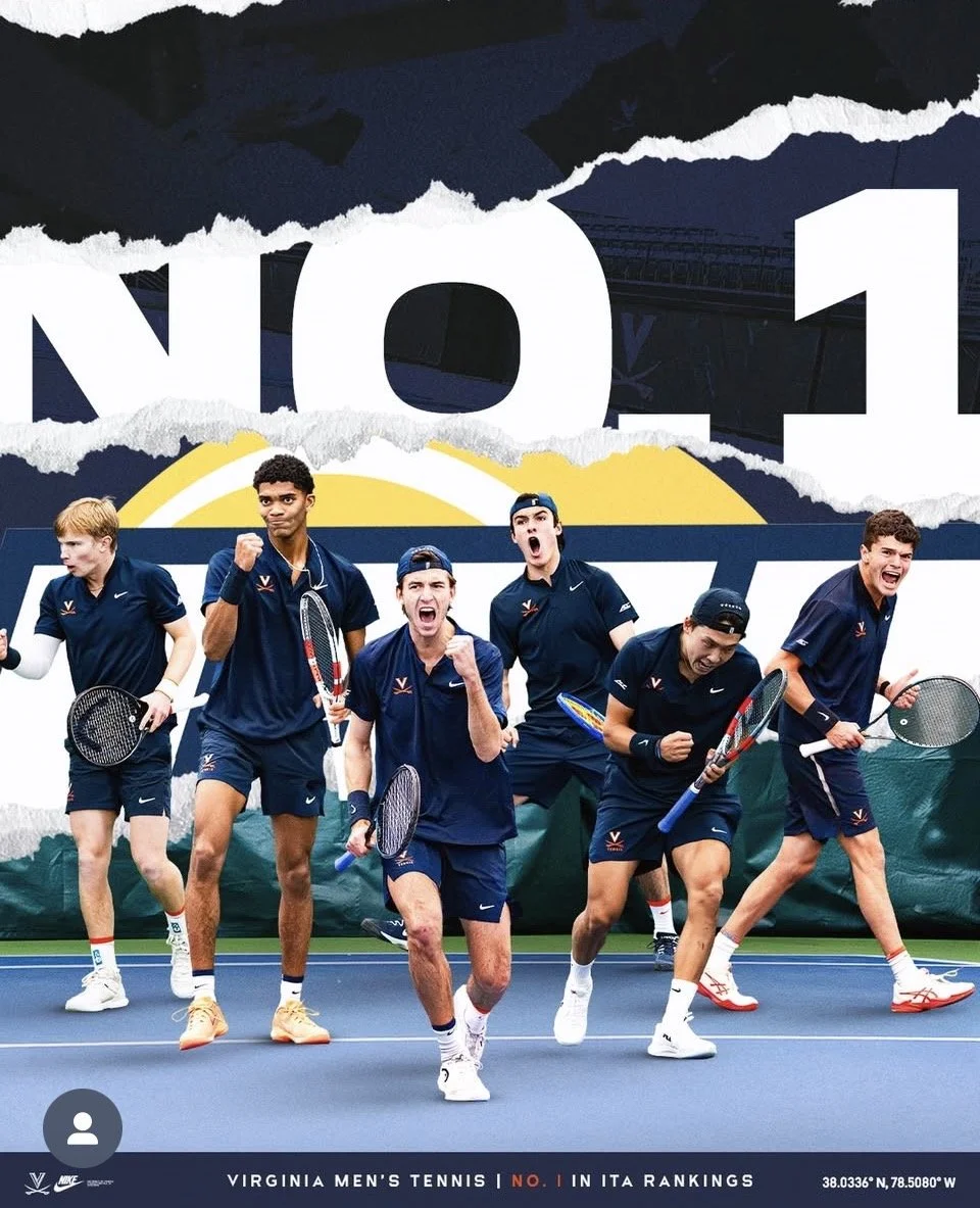 Sieben Tennisspieler der Virginia-Männer vertreten auf einem Tennisplatz, jubelnd und in Bewegung, mit einem großen Banner im Hintergrund, das den Text "NO. 1" zeigt.
