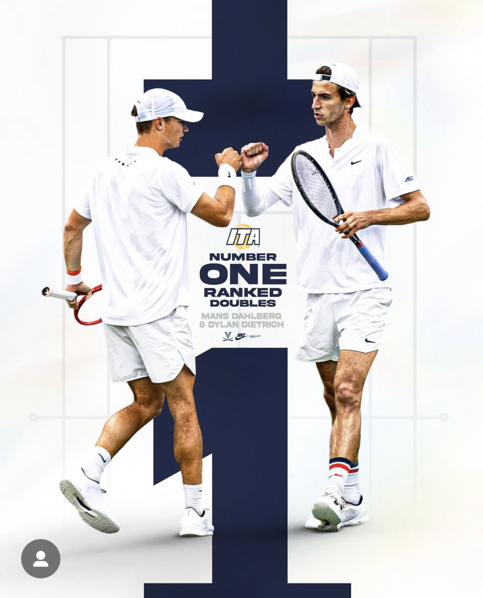 Zwei männliche Tennisspieler, die sich auf einem Tennisplatz begrüßen, tragen weiße Sportkleidung und Caps, mit Tennisschlägern in der Hand, im Hintergrund ein schwarzes Kreuz auf weißer Wand, mit Text über Tennis-Ergebnisse.