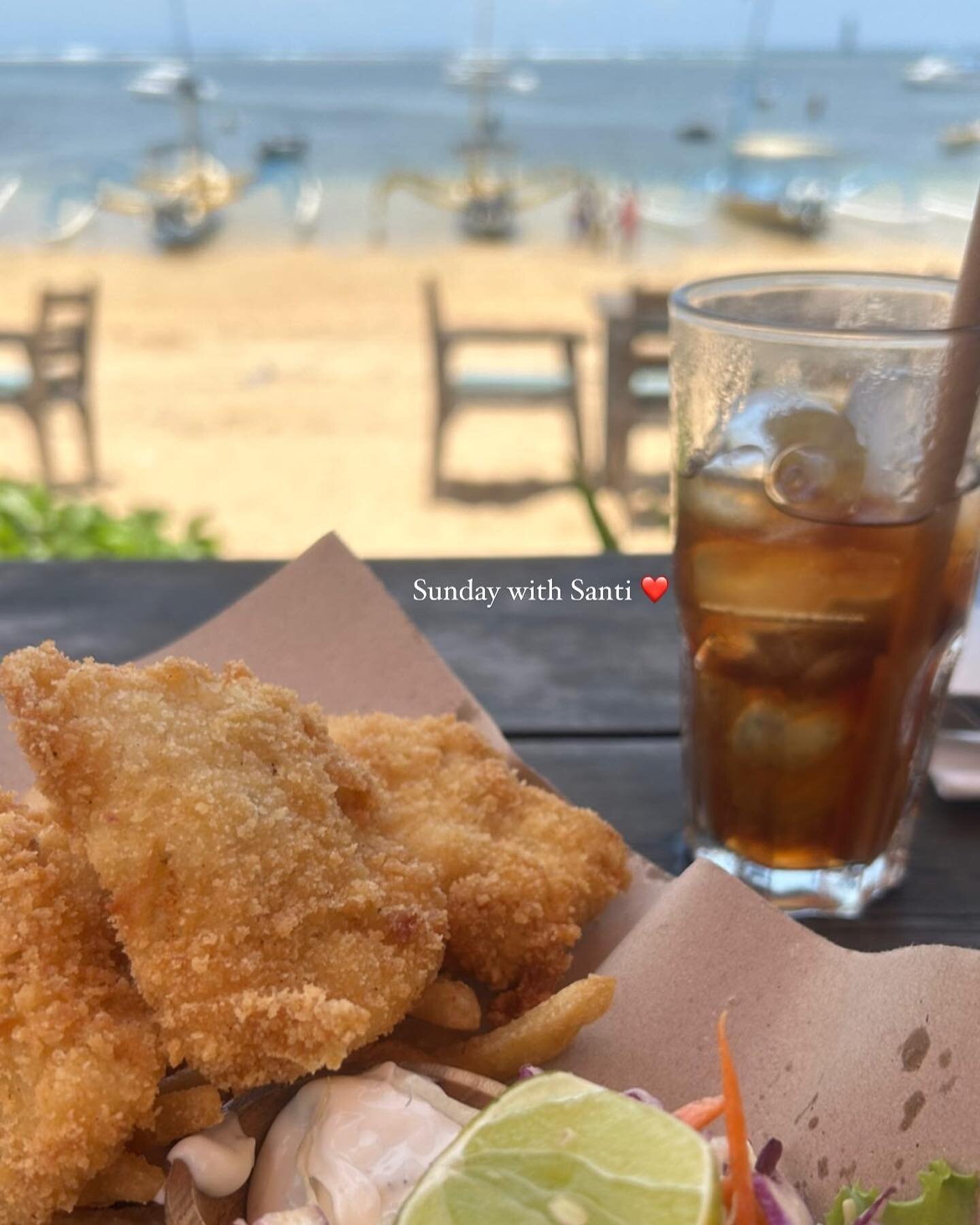 I&rsquo;m the luckiest mum in the world. Fish and chips by the beach on a sunny Sunday. When you know life is smiling with you.

Thanks @santi.ardika