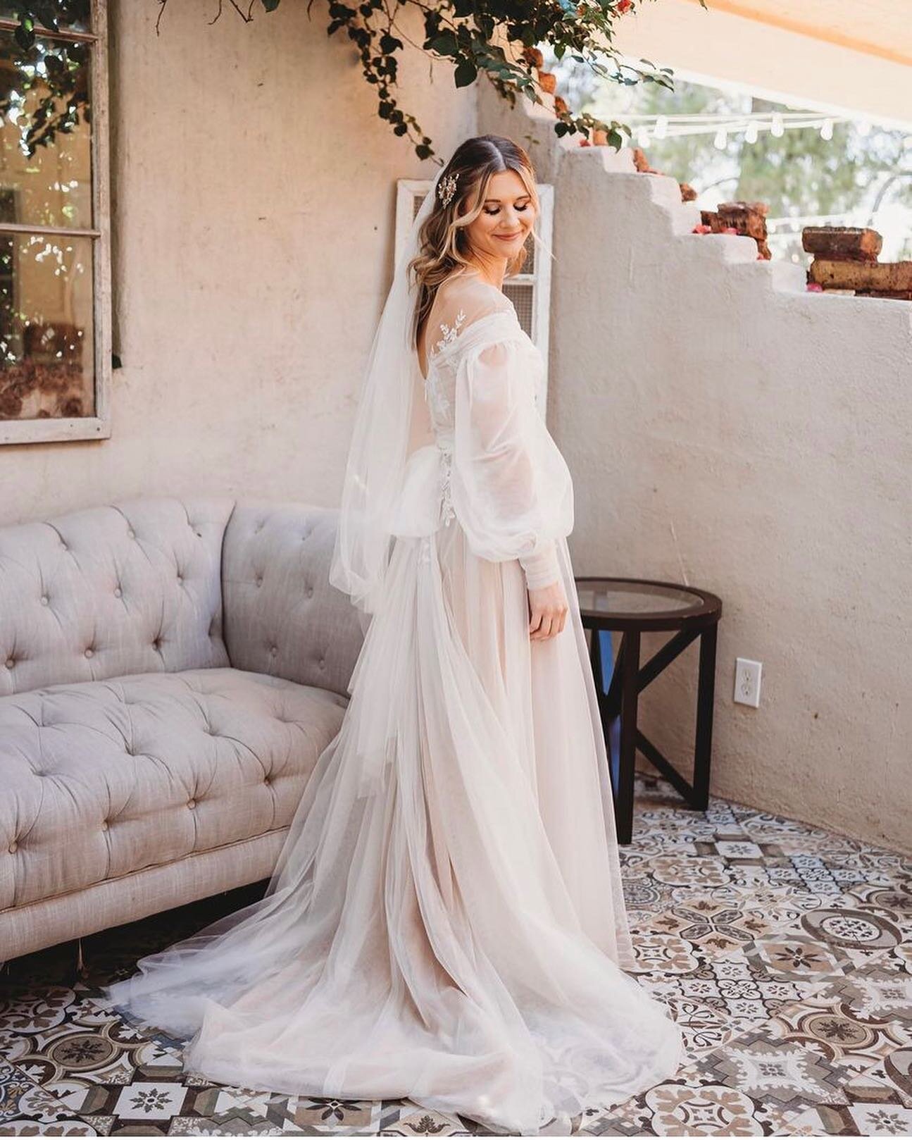 ✨A walking Angel of a bride✨

@itspaiger_ you were a nothing short of a dream🫶

Photos by: @pepperpicsaz 
Hair+Makep by: @thedesertbridalbabes 

&bull;
&bull;
&bull;
#aztravelingbridalteam #azbridalhairandmakeup #desertbridalbabebrides