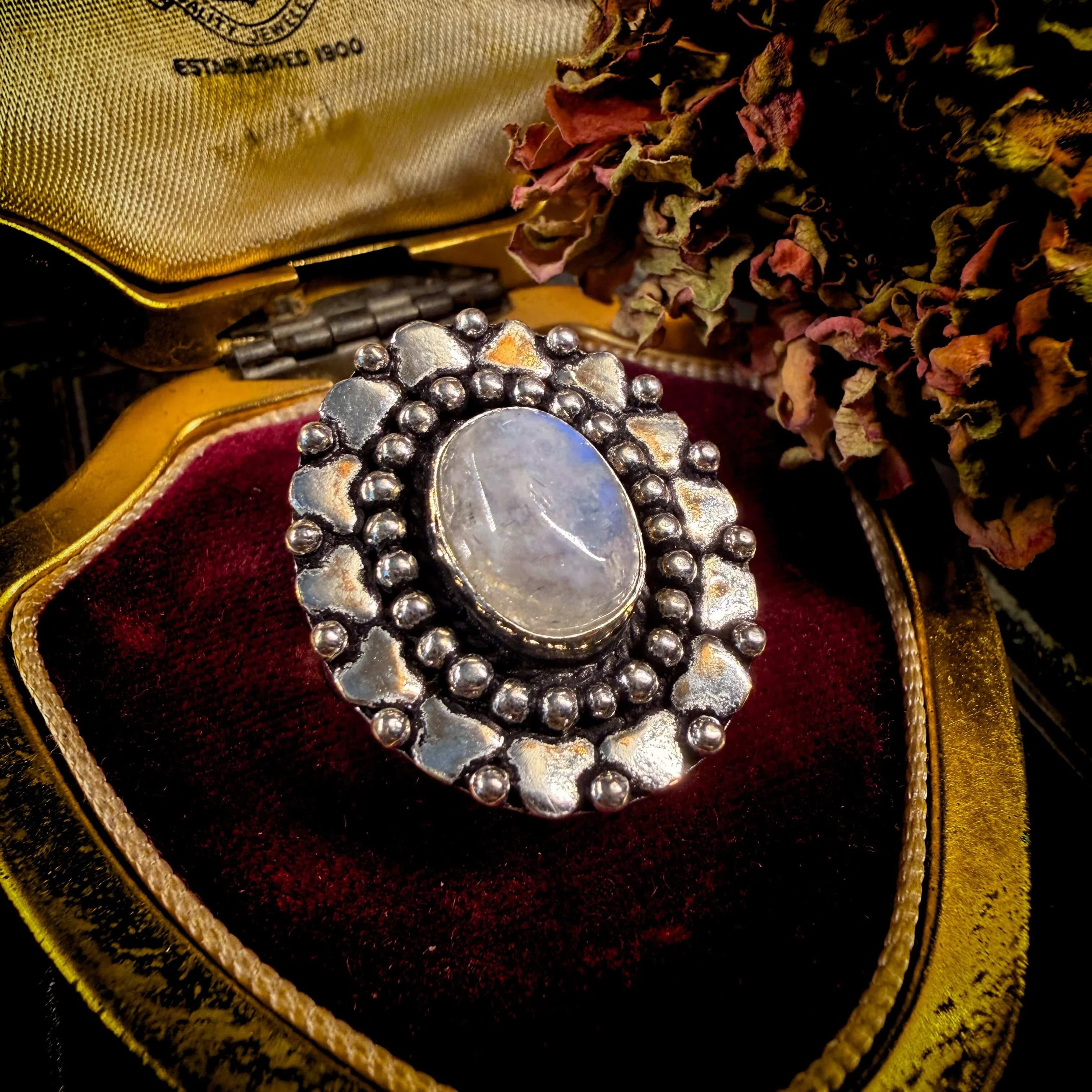 Moonstone Ovall Size 8-1.jpg