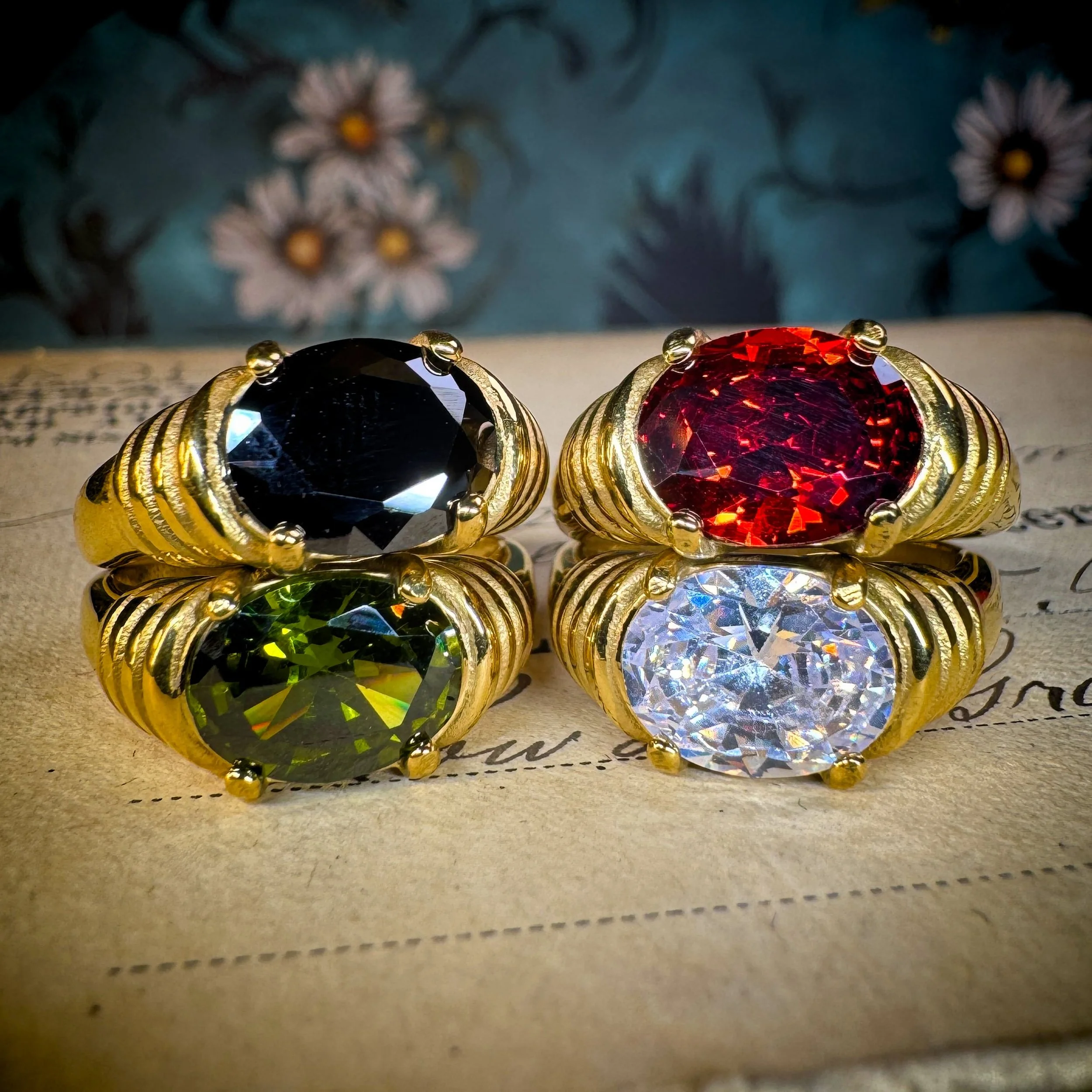 Ribbed Band Oval Stone Ring — 18K Gold Plated