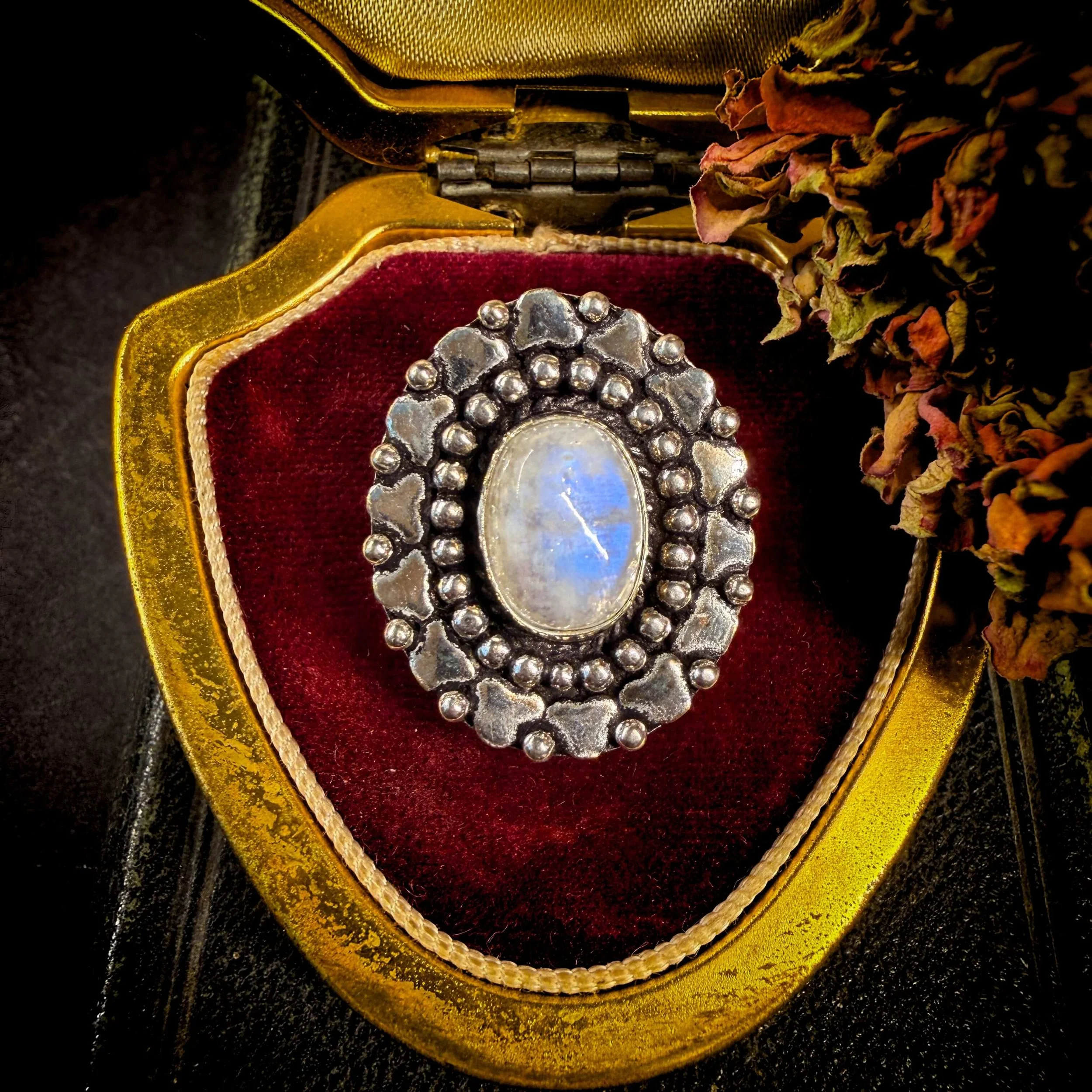 Moonstone Ovall Size 8-2.jpg