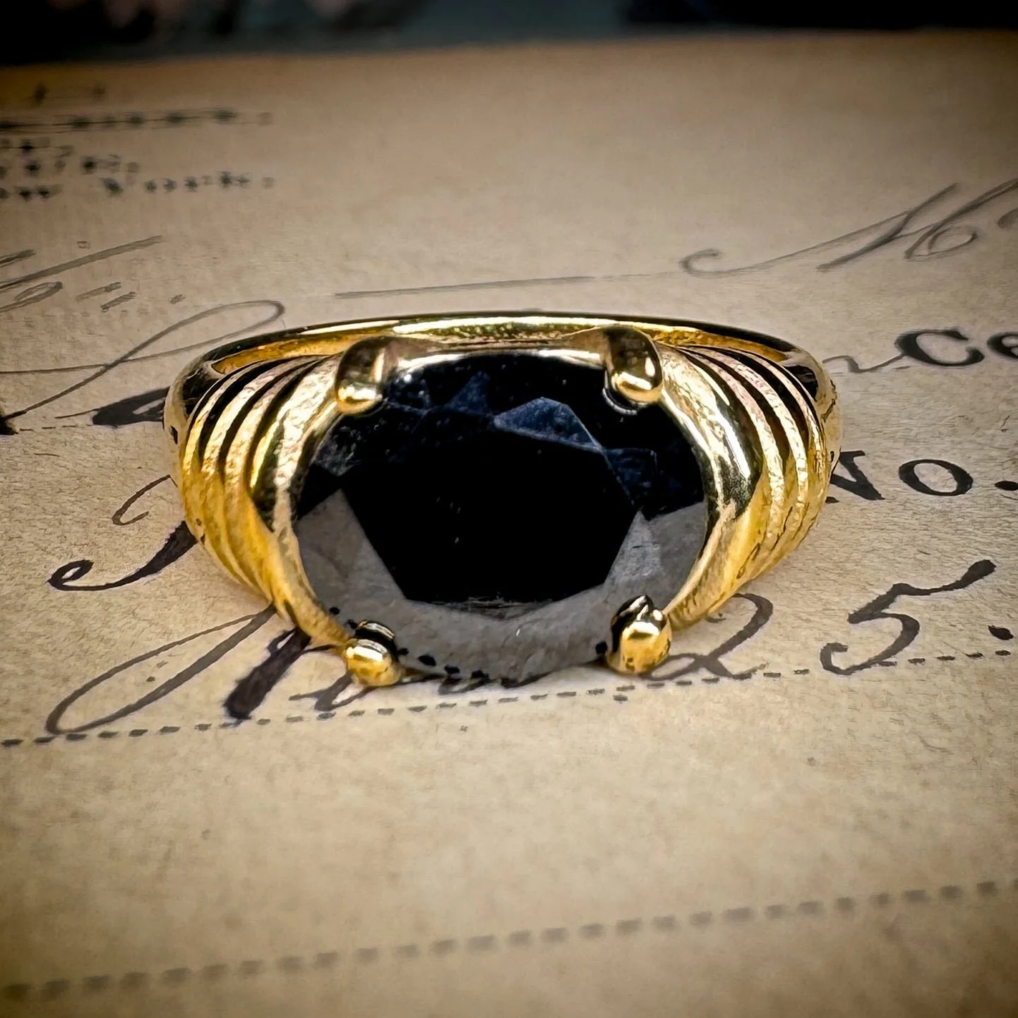 Ribbed Band Oval Black.jpg
