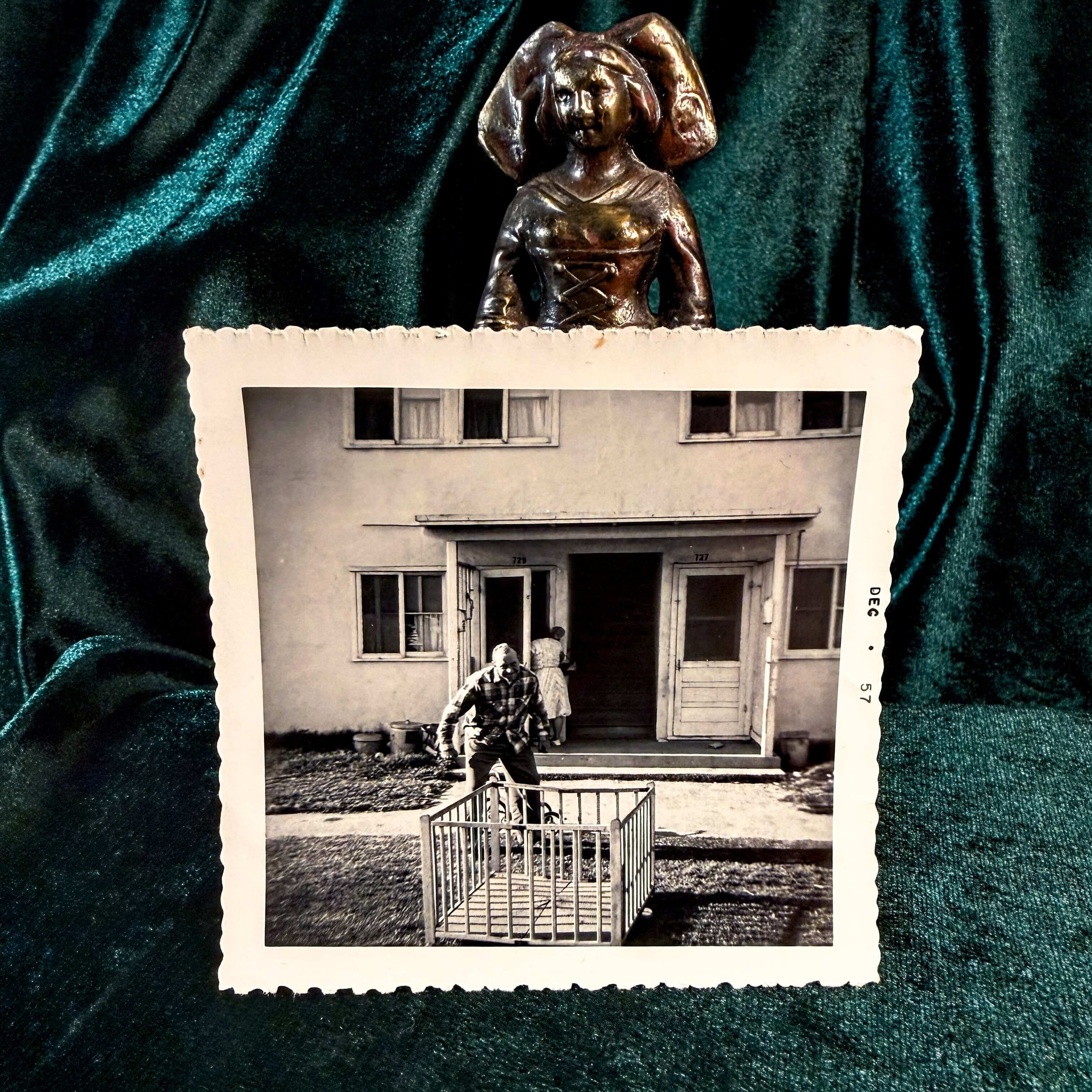 Snap Scary Man Crib - 3.jpg
