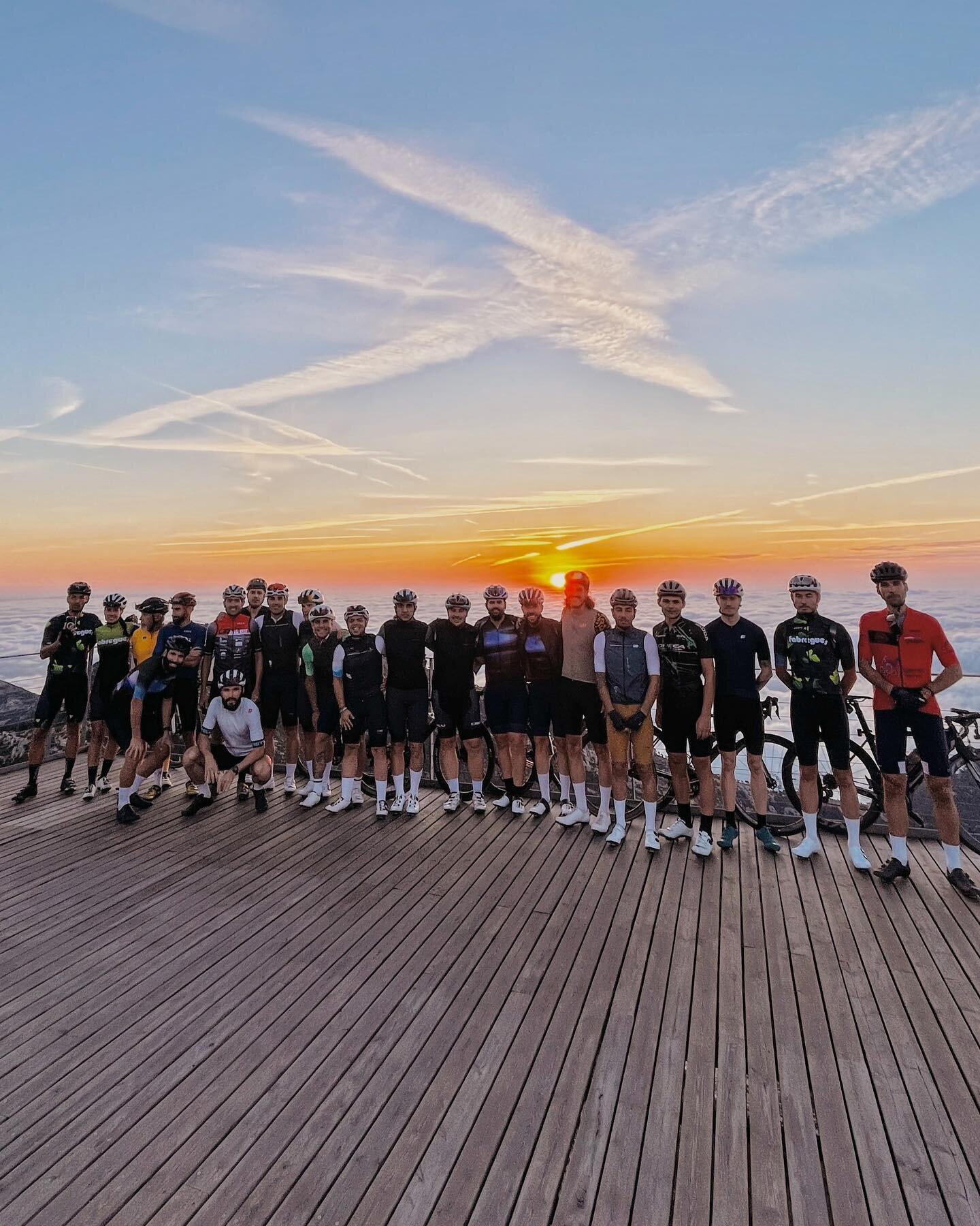 300km de Aventura🌅

Kms que dan para ver salir el 🌞rodeado de gente 🔝 gracias a @ebrecycling.cc y verlo ponerse 🌅 despu&eacute;s de pasar por multitud de pueblos y diferentes estampas🌄

Una vuelta cicloturista que tiene de todo 🌻

Un 🤏🏼 reto 