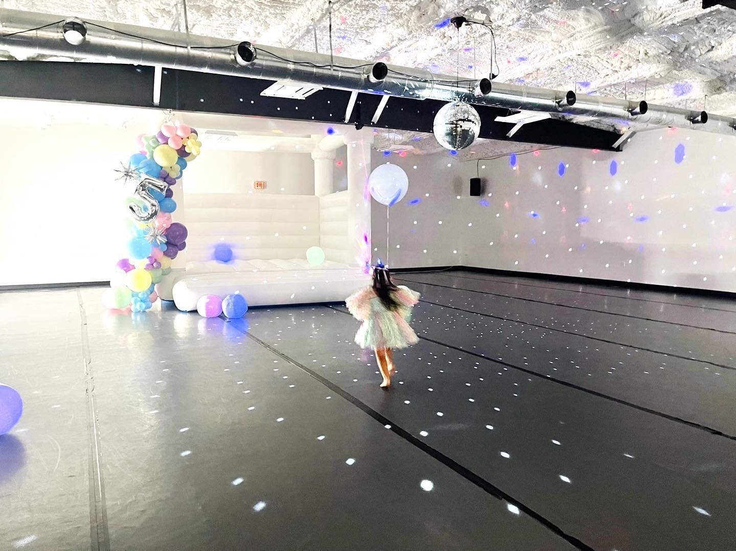 Surprise! Book your bounce house today and get another hour for free! That&rsquo;s four hours for the price of three for today only! 

🎈@littlepnuts

#afloat #bouncehouse #nolaparty #metairie #whitebouncehouse #birthdaypartyideas #familyfun #souther