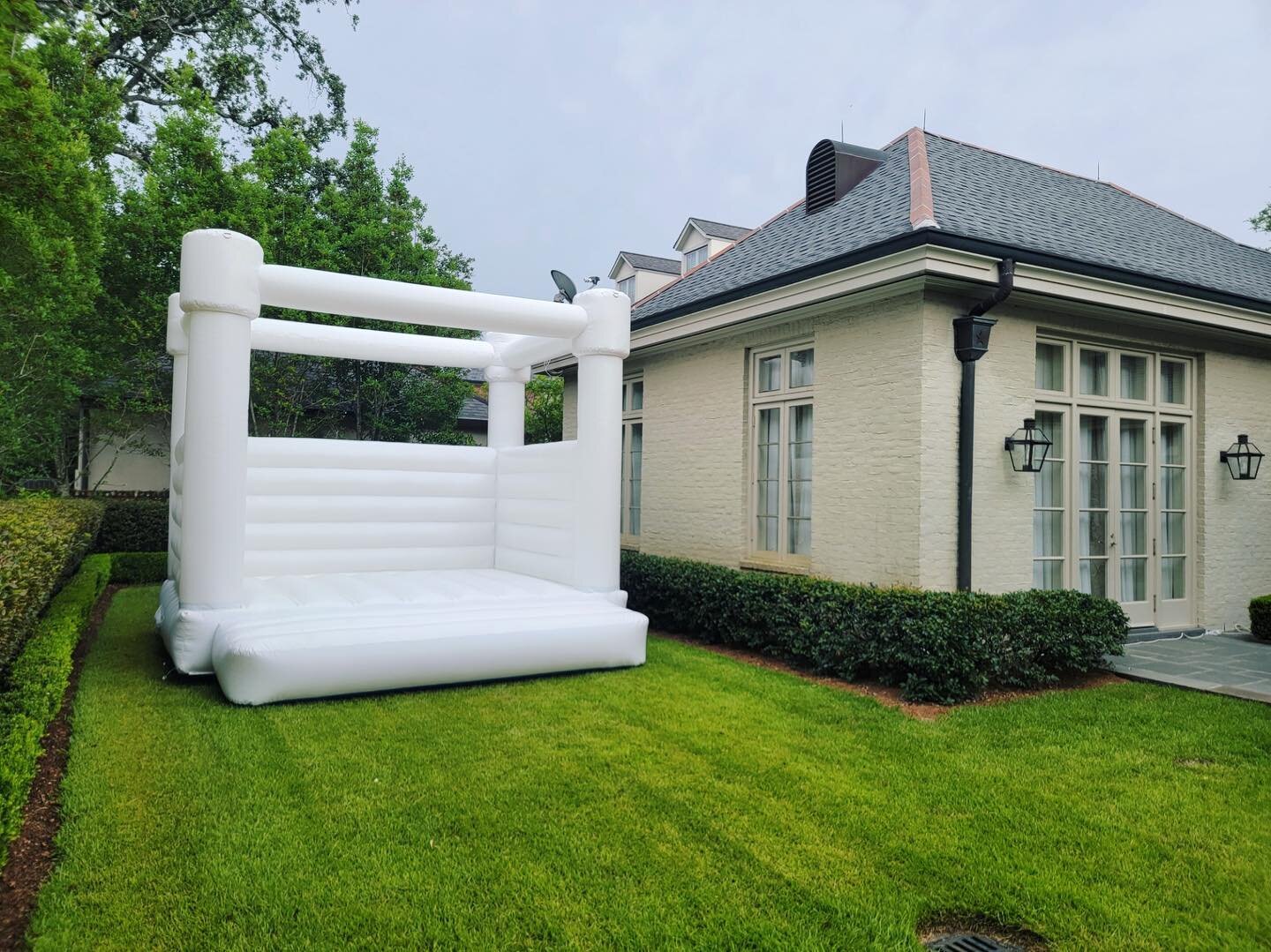 Adding one of our white bounce houses 🏰 to your party plans not only provides entertainment but also looks so good 😉! Book yours today!

#modernbouncehouse #bouncehouserentals #afloat #afloatnola #partyplanning #whitebouncehouse #nola #neworleans #