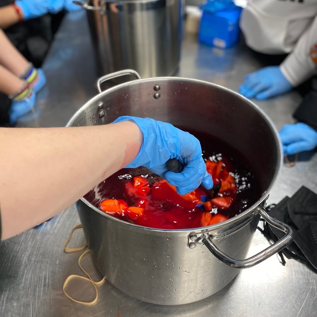 This week, teens from our Future of Fashion after-school program had the unique opportunity to visit RISD&rsquo;s Textile Department and practice fabric dyeing techniques! 🌈