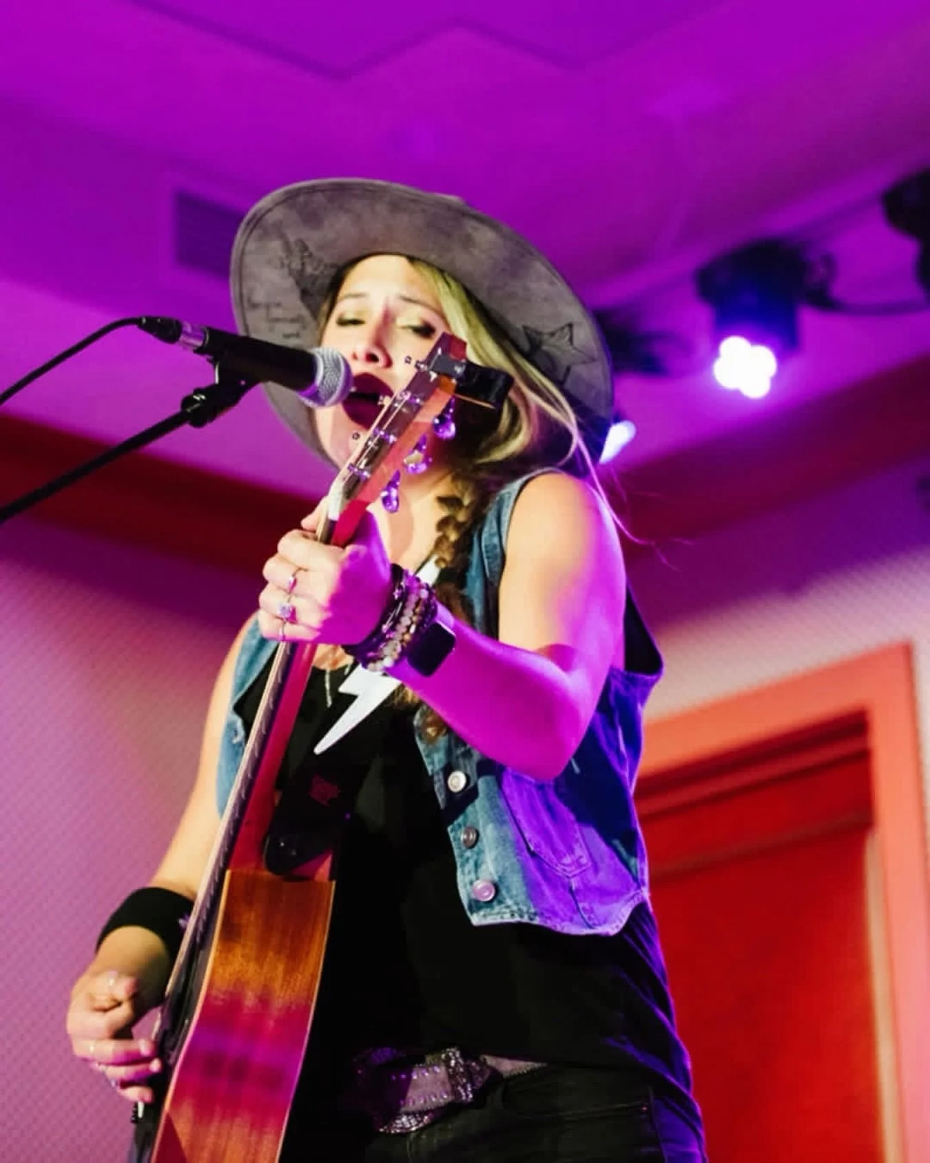 Summer ain&rsquo;t over yet!! 🇺🇸🎶

Here&rsquo;s where you can find me over the next couple weeks. Let&rsquo;s make some noise ⚡️

9.03 Evans, GA 
@townecentertavern 

9.04 North Augusta, GA
@brinkstavern 

9.07 Hilton Head Island, SC
@hudsonsseafo