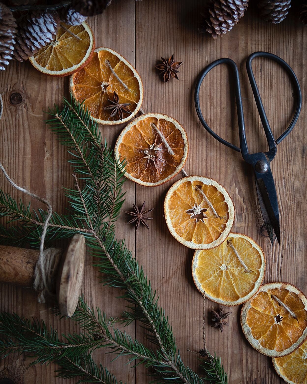 Har ni b&ouml;rjat julpyssla? ✨
Jag har faktiskt b&ouml;rjat fixat utomhus p&aring; g&aring;rden och lite sm&aring;tt inomhus. Novent 🎄
Helt enkelt vinterfint! Med granar, lite belysning osv.

Jag gillar k&auml;nslan av jul och njuter g&auml;rna l&a