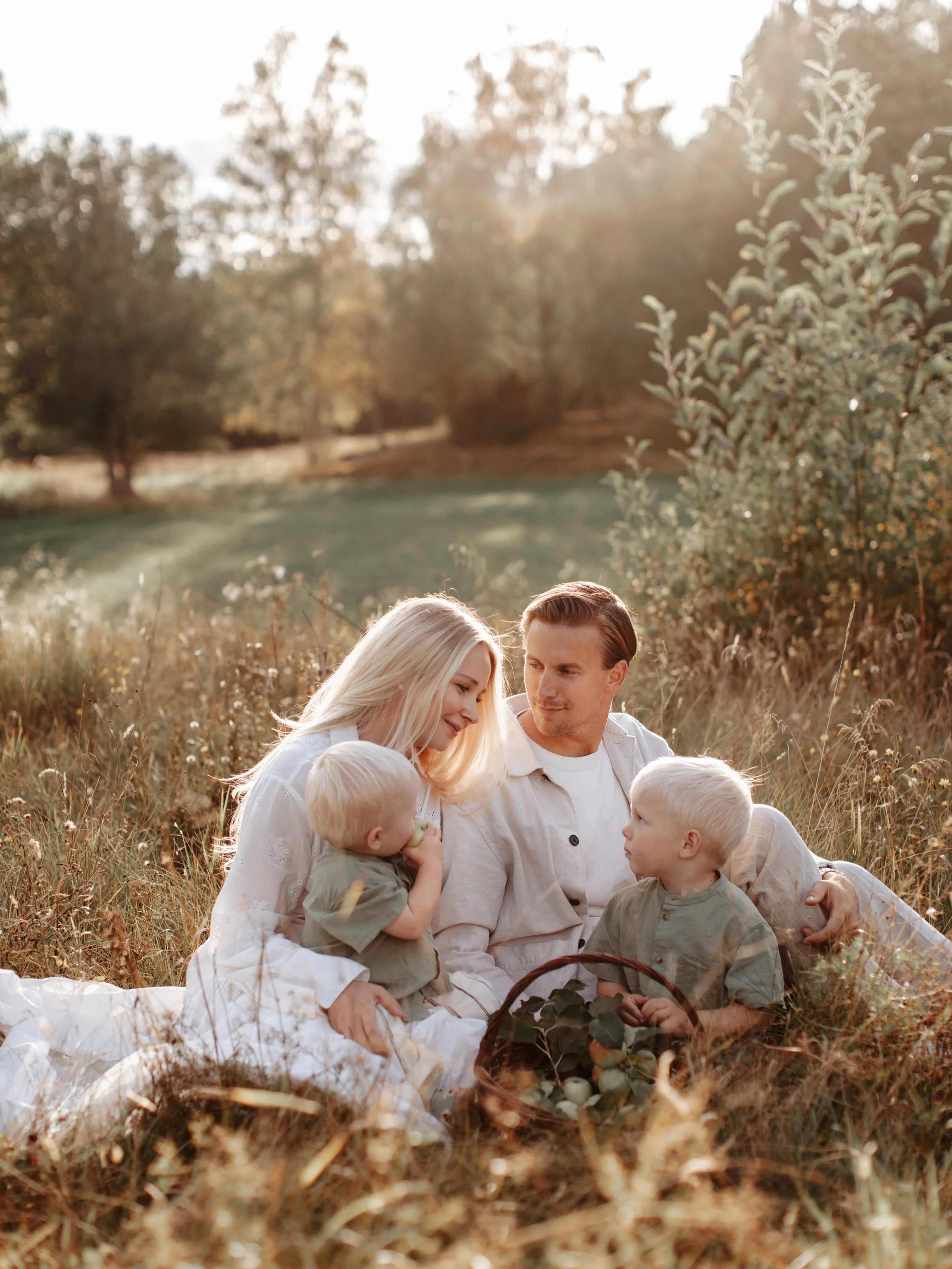 Sommarens fototips 💛📸

En dag kommer barnen att titta p&aring; bilderna fr&aring;n den h&auml;r sommaren. 

De kommer att se vilka ni var.
Hur ni skrattade.
Hur ni h&ouml;ll om varandra.
Hur livet s&aring;g ut just d&aring;.

De kommer inte leta ef