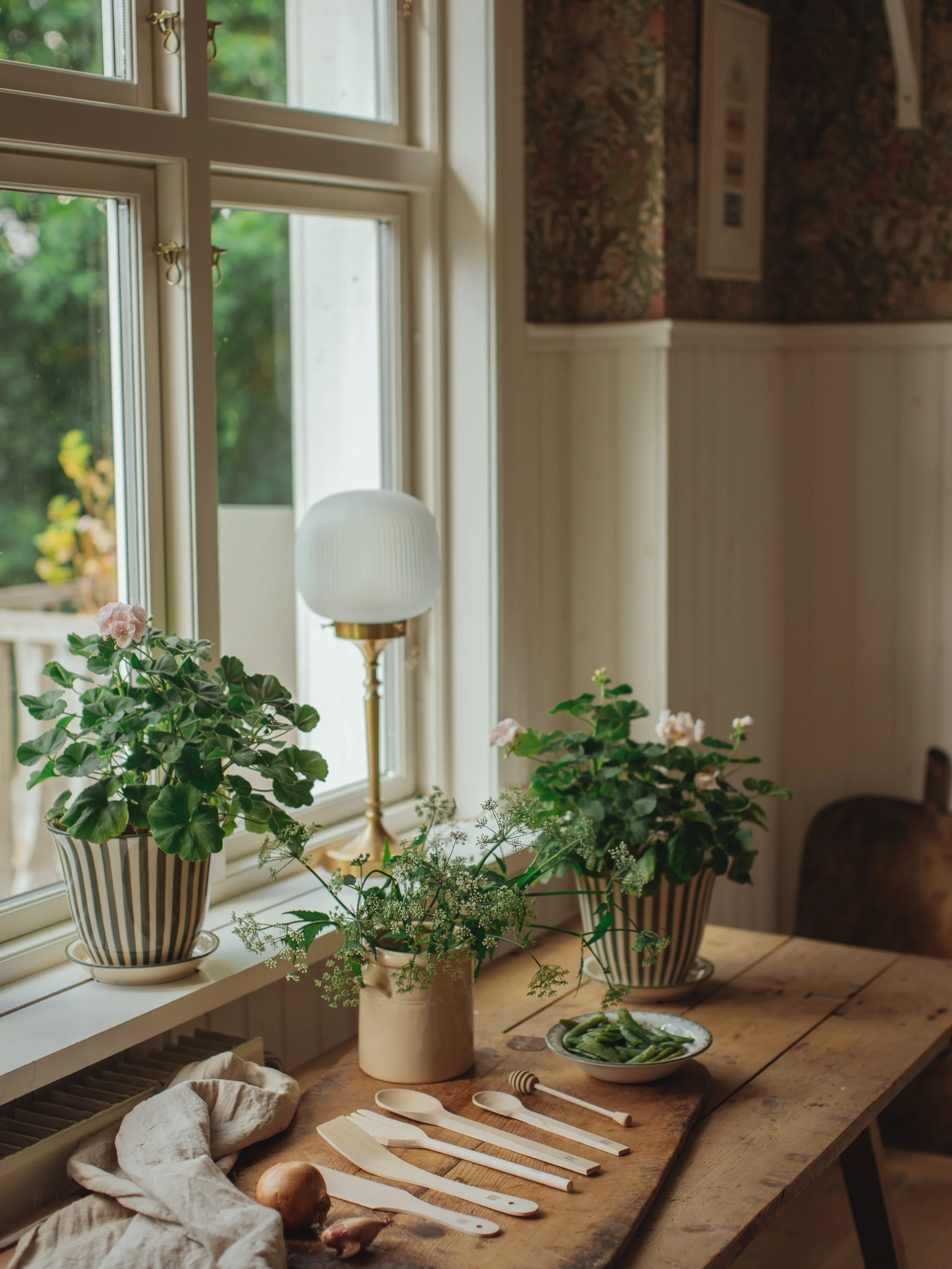 Det &auml;r snart en vecka kvar till midsommar och huset b&ouml;rjar fyllas av sommar. 🌿

Blommor i vaser och krus. Nyplockat gr&ouml;nt fr&aring;n tr&auml;dg&aring;rden. F&ouml;nster som st&aring;r &ouml;ppna mot kv&auml;llsluften.

Samtidigt &auml