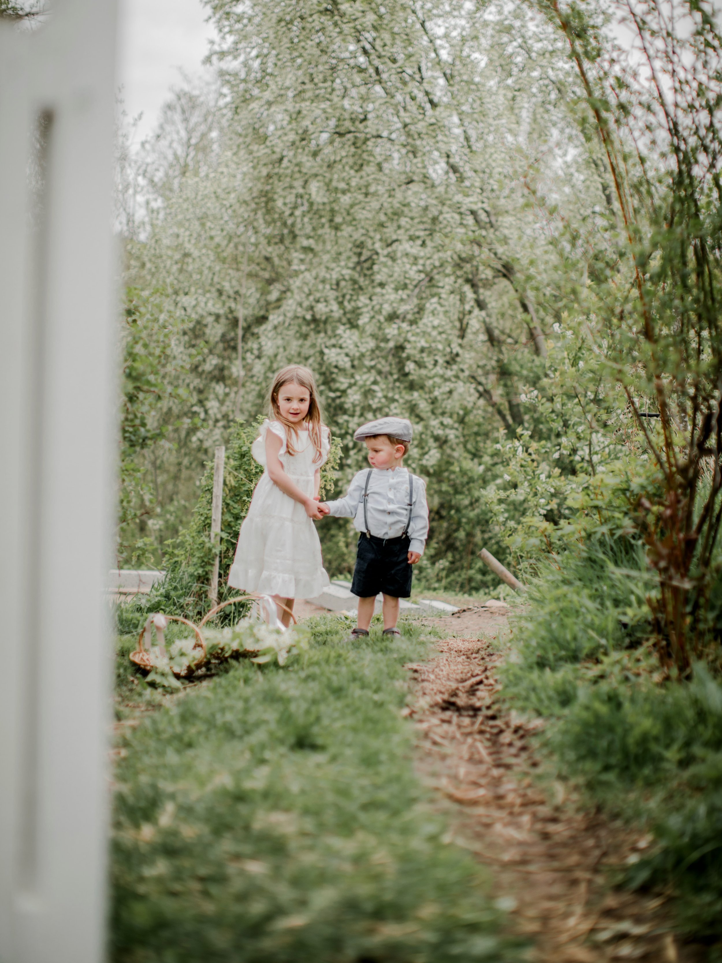 Barn ser v&auml;rlden p&aring; ett s&auml;tt som jag hoppas att jag aldrig slutar l&auml;ra mig av. 🥺❤️
De stannar f&ouml;r sniglarna efter regnet. Plockar blommor som ingen planterat. Fyller fickorna med stenar och skatter som bara de kan se.
Kansk