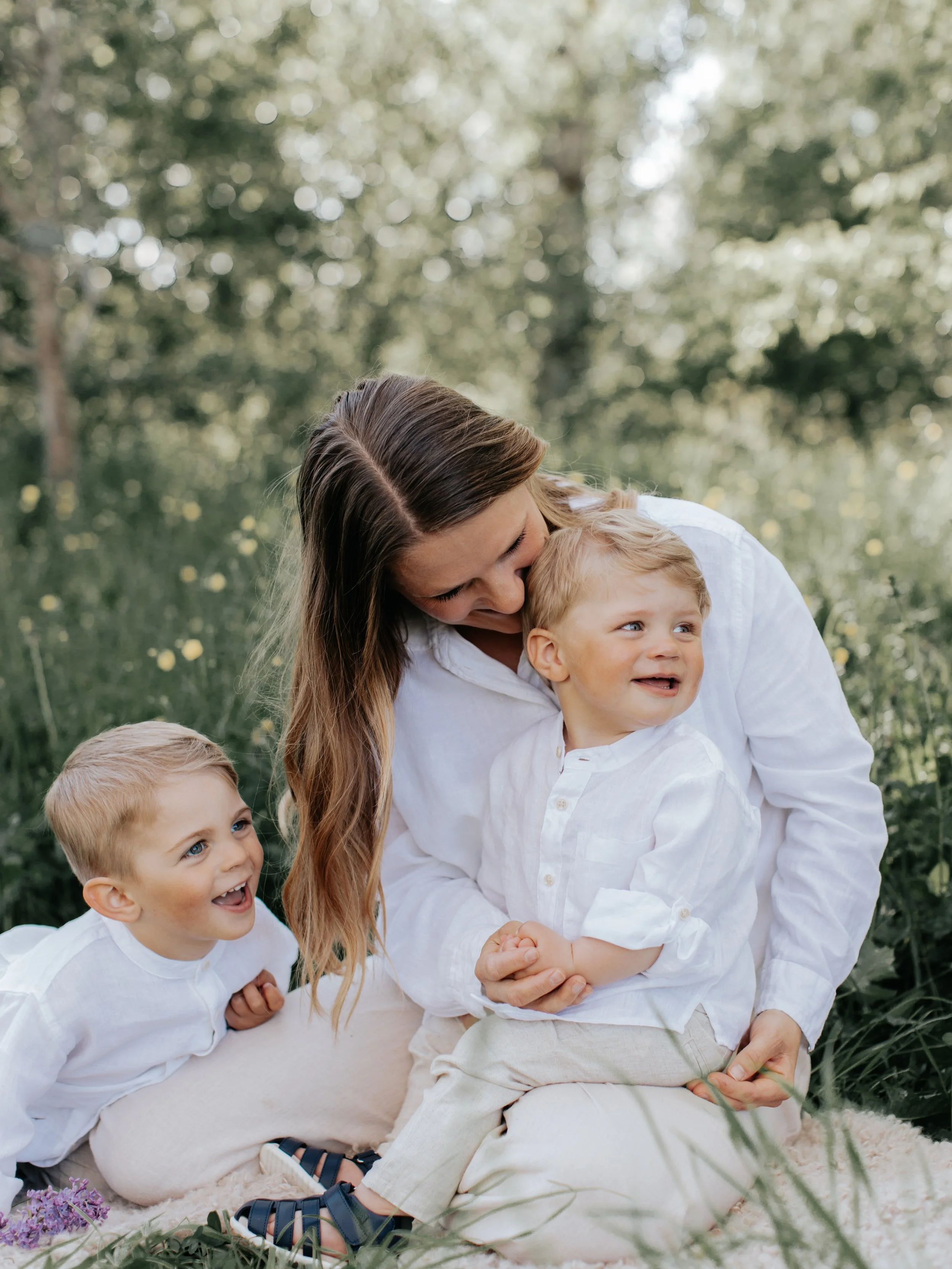 Mamma ❤️

Ett ord som rymmer s&aring; mycket k&auml;rlek, styrka, t&aring;lamod och trygghet.
Hon som h&aring;ller sm&aring; h&auml;nder n&auml;r v&auml;rlden k&auml;nns stor.
Hon som tr&ouml;star, skrattar, b&auml;r, l&auml;r och &auml;lskar varje d