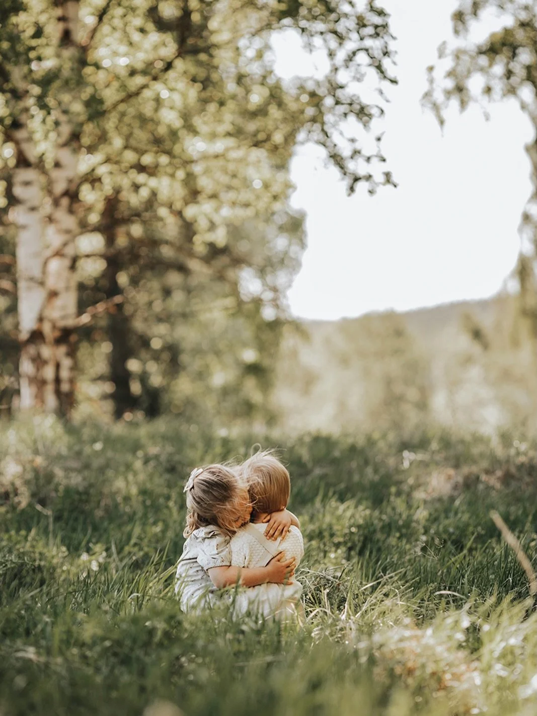 Fototips 📸

Vill du f&aring; den d&auml;r mjuka, dr&ouml;mmiga k&auml;nslan i dina bilder?🌿

Fotografera barnen i h&ouml;gt gr&auml;s och l&aring;t blommor eller hundkex komma n&auml;ra kameran. Det skapar naturligt djup och ett mjukt ljus som g&ou