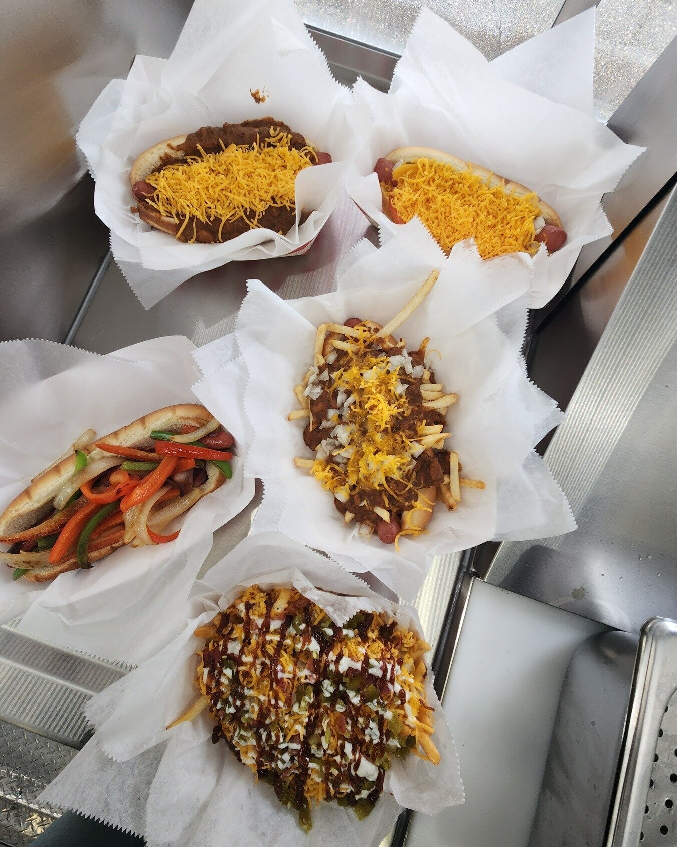 So much food truck deliciousness in one photo. 😋 We'd say you'll be back for seconds...but we doubt you'll have room. 
.
.
.
.
#Roseville #Rocklin #Auburn #Sacramento #sacfoodie #sacfoodandbooze #placercounty #foodtruck #hotdogs #dogsonthemove #frie