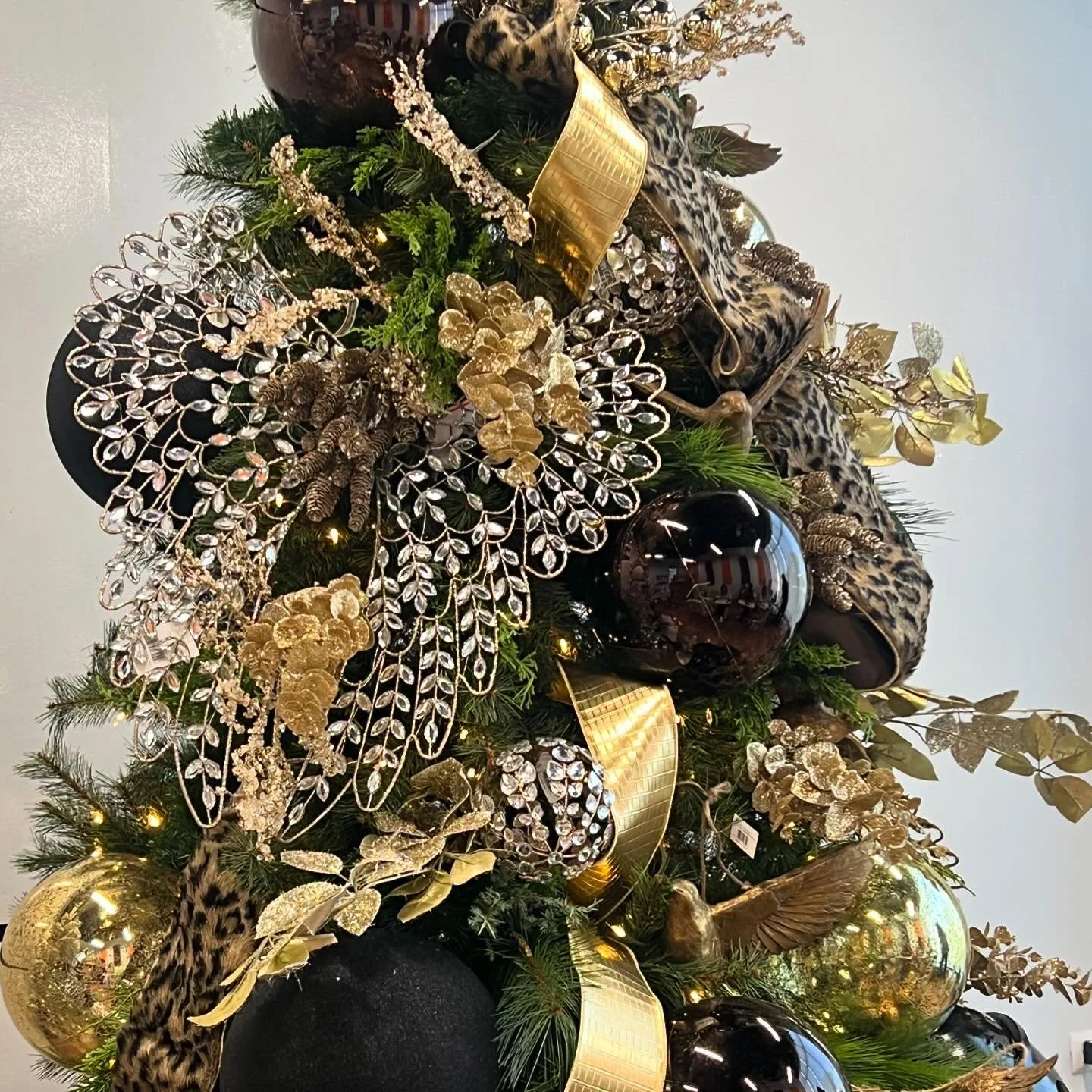This stunning Christmas tree is all about luxurious holiday charm! 🎄✨ With rich gold, black, and brown chocolate decorations, plus elegant wings and sparkling rhinestone accents, this unique design brings a touch of glamour to any space.

Ready to m