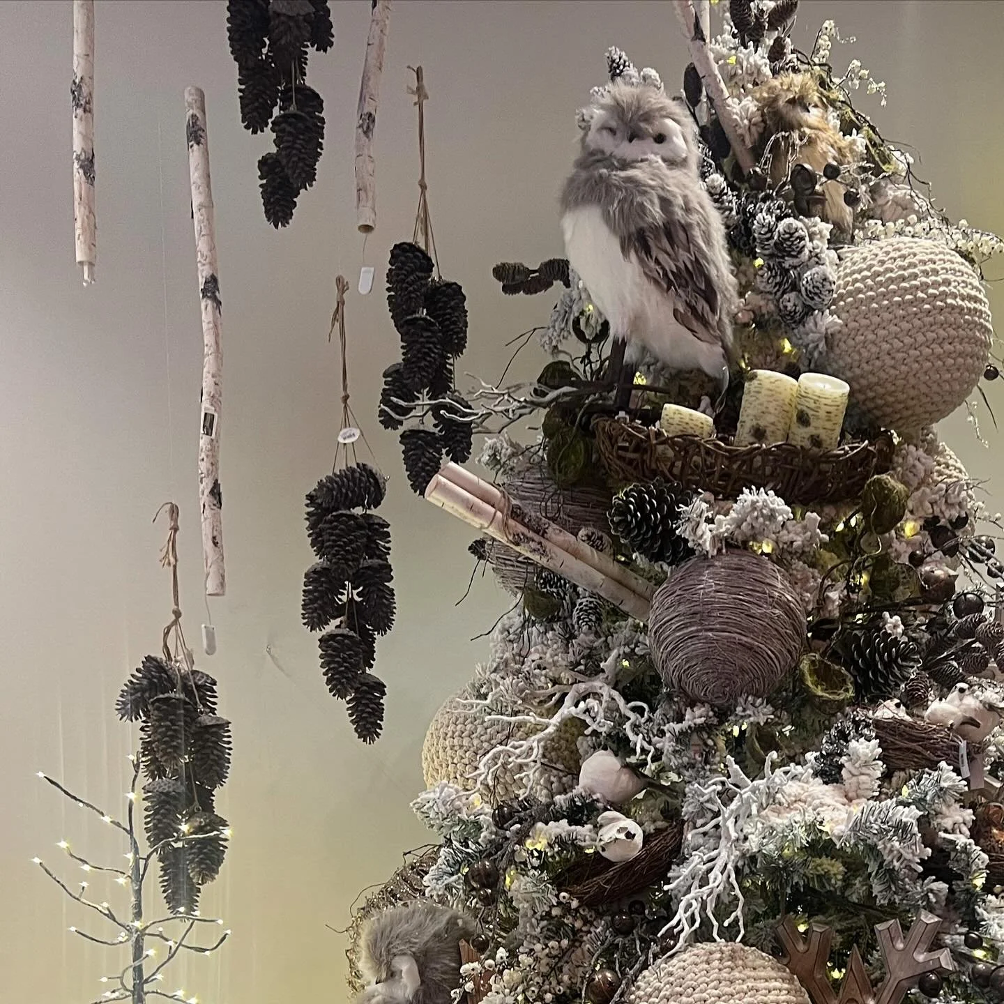 Bring the beauty of the forest into your home this holiday season! 🎄✨ This unique Christmas tree design features natural textures, wooden accents, pine cones, and adorable forest animals like owls and squirrels, creating a cozy, rustic charm that&rs