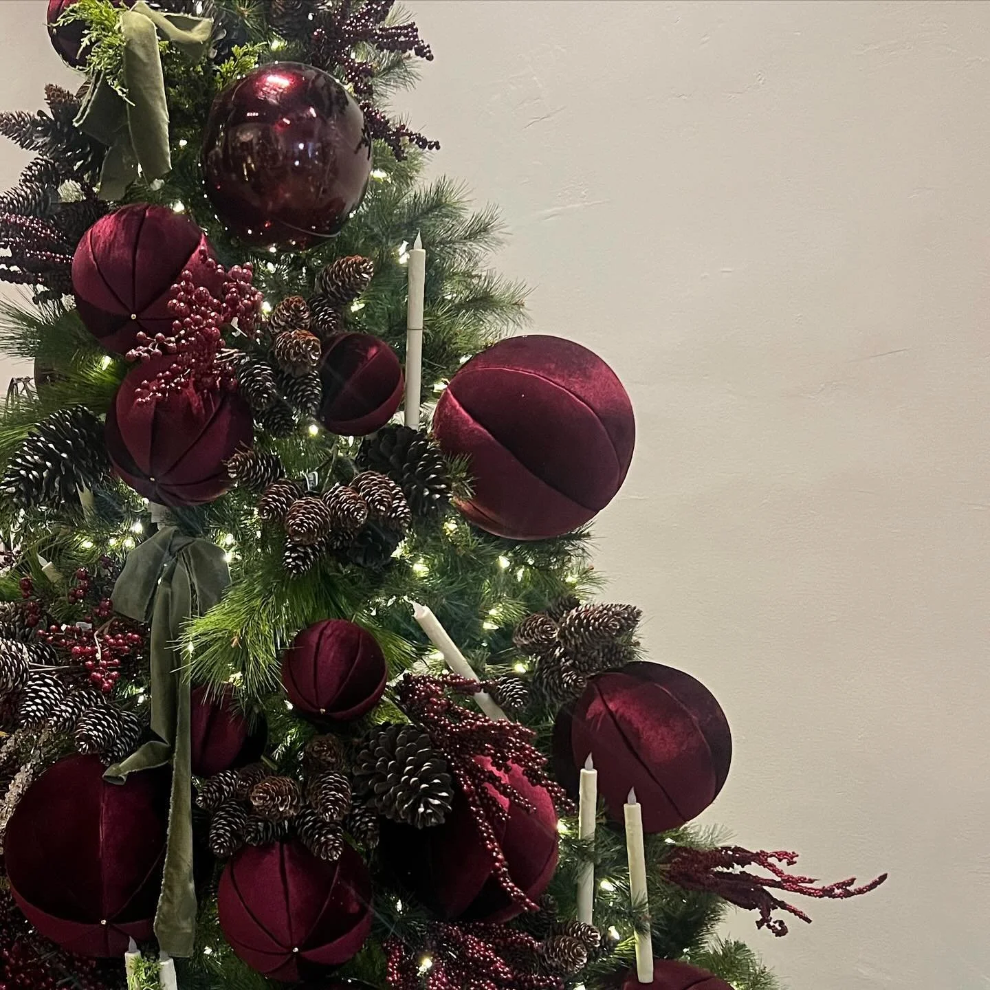 Bring rich, velvet elegance to your holiday season! 🎄✨ This stunning Christmas tree, adorned with deep burgundy velvet decorations, adds warmth and sophistication to any space. Perfect for creating a festive, luxurious atmosphere in your home or bus