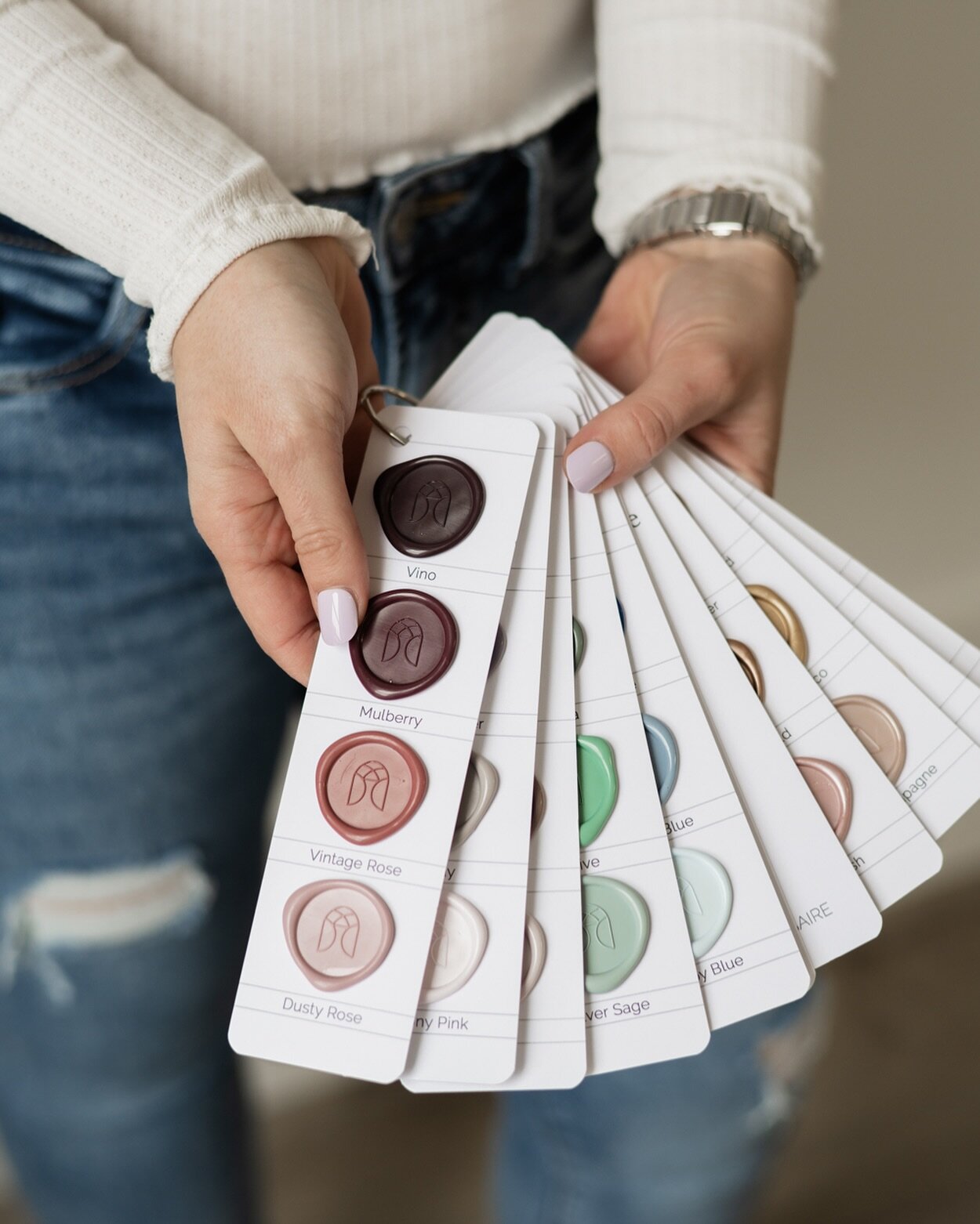 Sealed with love 💌 available in a wide range of colours, custom wax seals will add a timeless elegance with a touch of vintage charm to your invitations or day-of stationery items 😍

Photo by @kellytaylorphotographytbl