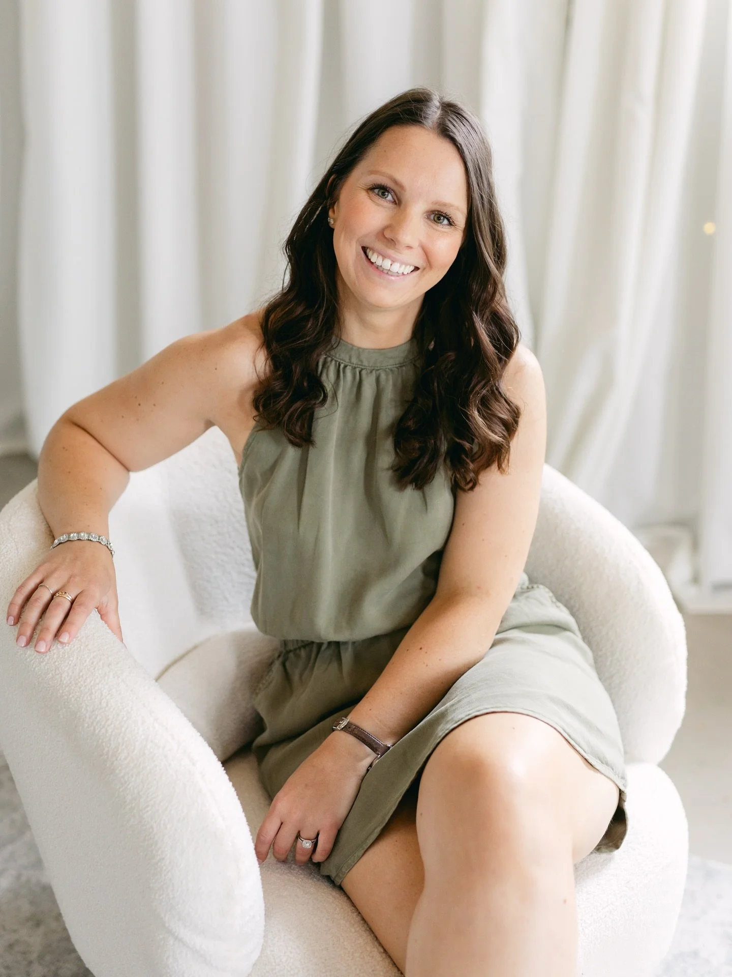 Hey! I&rsquo;m Jenelle! Wife, Mama and Graphic Designer with a love and passion for paper, fonts and custom stationery.

I&rsquo;m a wedding stationery designer based in Ingersoll, Ontario who specializes in creating custom wedding invitations and pa