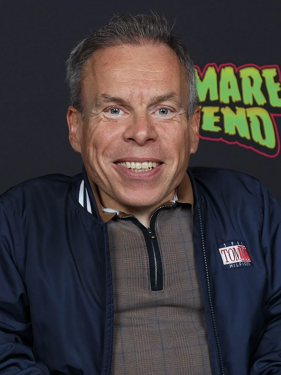 Warwick_Davis_Photo_Op_Nightmare_Weekend_Richmond_2023_(cropped).jpg