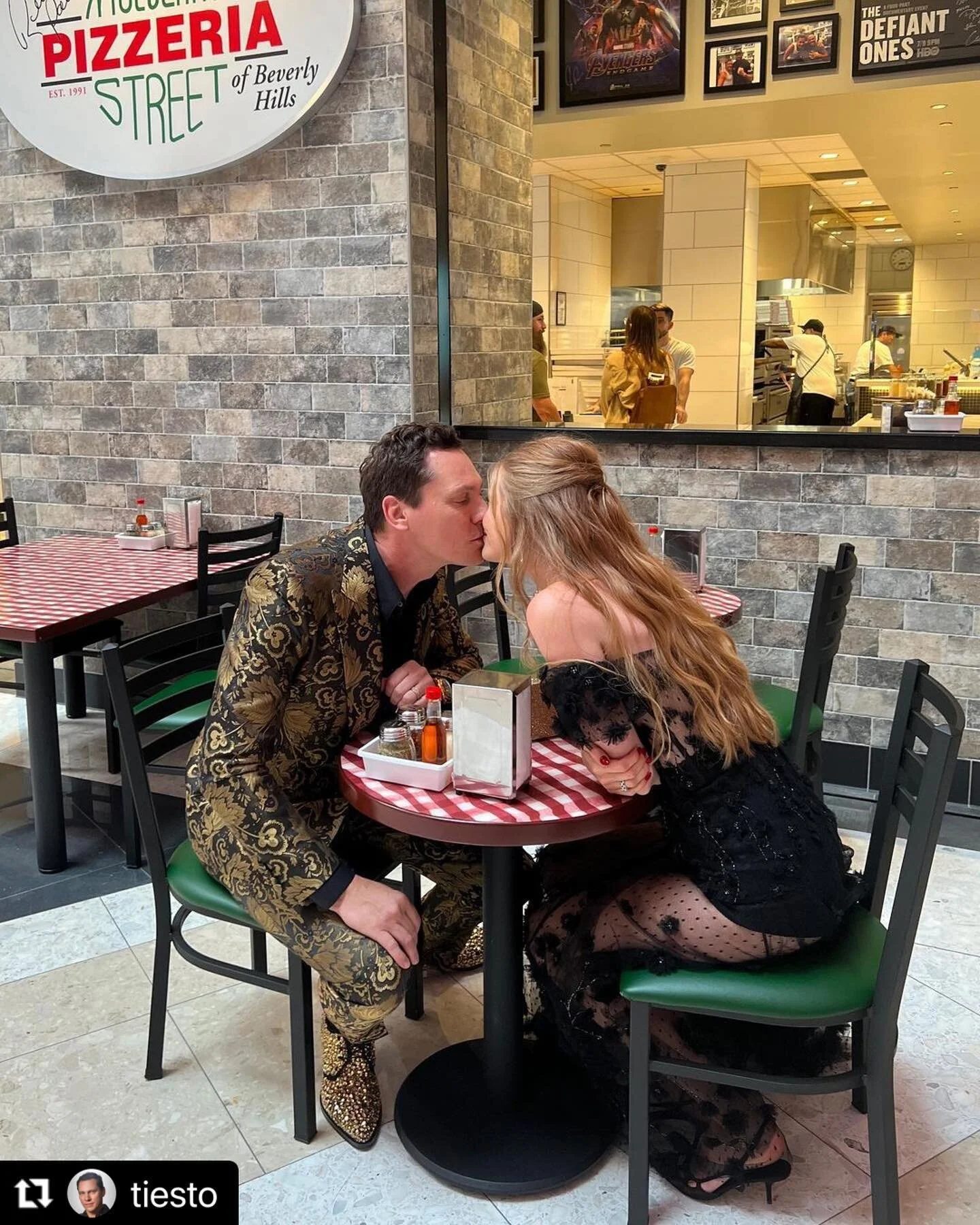 Congratulations @tiesto for having a newborn on the way! Now all they need is a slice of Pizza 🍕😋

Love &amp; Pizza

#tiesto #ti&euml;sto #mulberrypizza #resortsworldlv #resortsworld #lasvegas #vegas #pizza #pizzeria #beverlyhills #encino #shermano