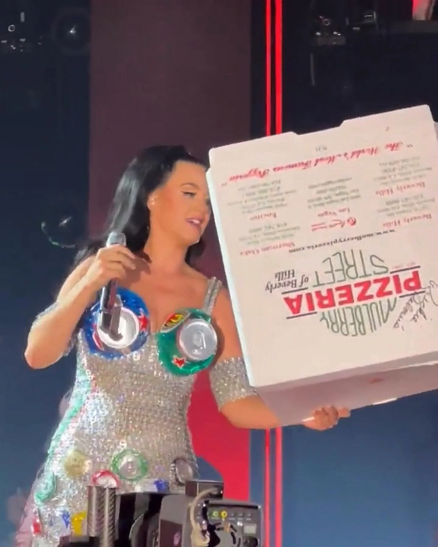 You may get more than a show when you go see Katy Perry&rsquo;s Play Las Vegas at Resorts World! @katyperry handing out Mulberry Pizza at her show!

#resortsworldlasvegas #resortsworld #katyperry #pizza #mulberrypizza #lasvegas #vegas #resortsworldth