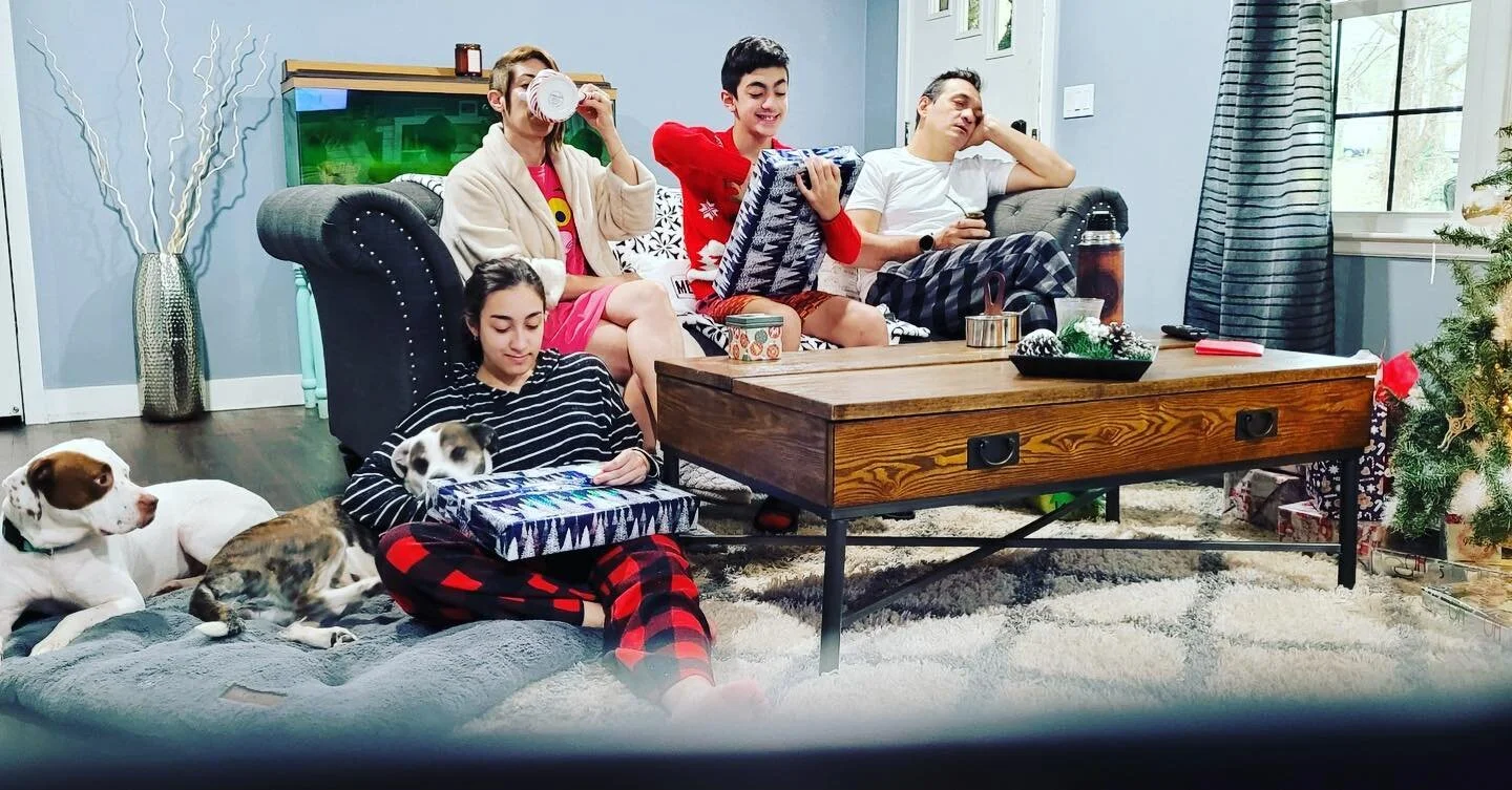 Merry Christmas from our family to yours 🥳🎄
.
.
.
.
.
.
.
.
.
.
#christmasmorning #openingpresents #openingpresents🎁 #familytime #familyonchristmas #thisisus #argentinosenusa #familiesofinstagram #familiesofinsta #lafamilia #lafamiliafestejafuerte